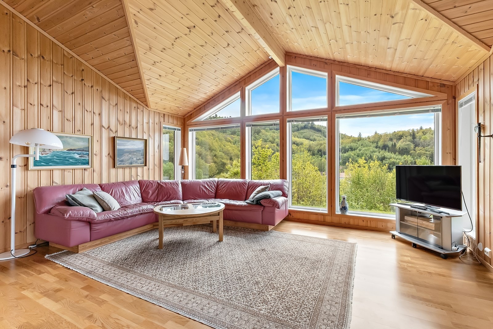 Stor stue med høy himling. Galleribilde