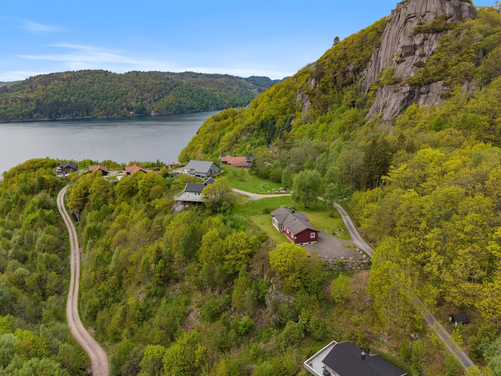 Fra fritidsboligen er det ca 650 meter ned til båthuset. Galleribilde
