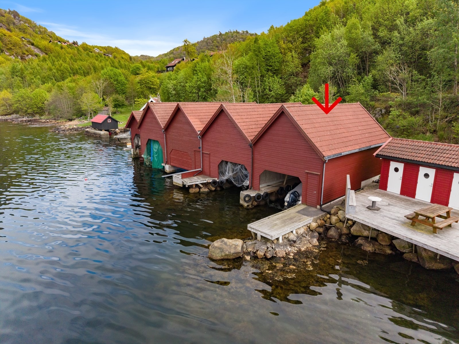 Båthus i rekke. Galleribilde