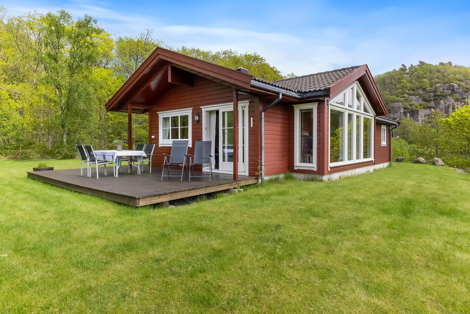 Usjenert terrasse med gode solforhold. Galleribilde