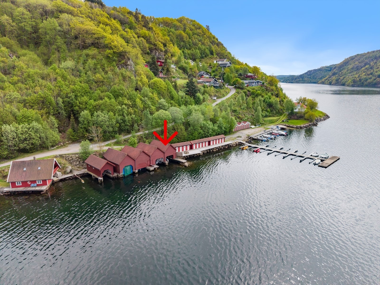 Møgedalsbukta ligger ved Lenefjorden Galleribilde