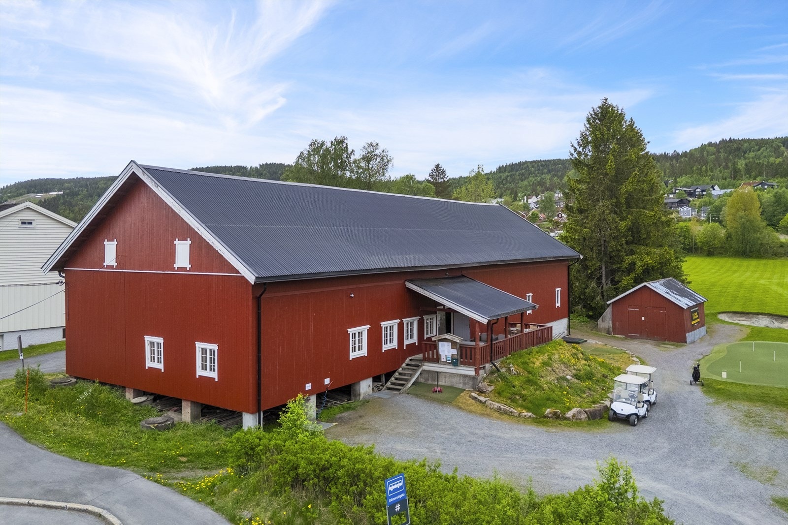 På låvens nordside har Lommedalen golf sin aktivitet og inngang Galleribilde