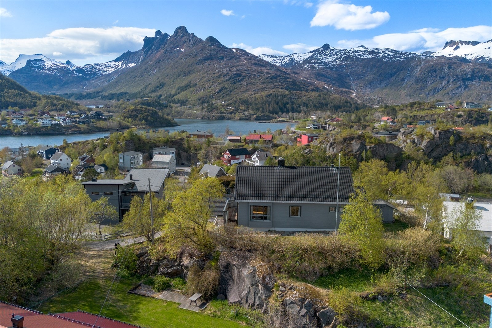 Enebolig på toppen av Nonshaugen med panoramautsikt mot hav, fjell og by Galleribilde