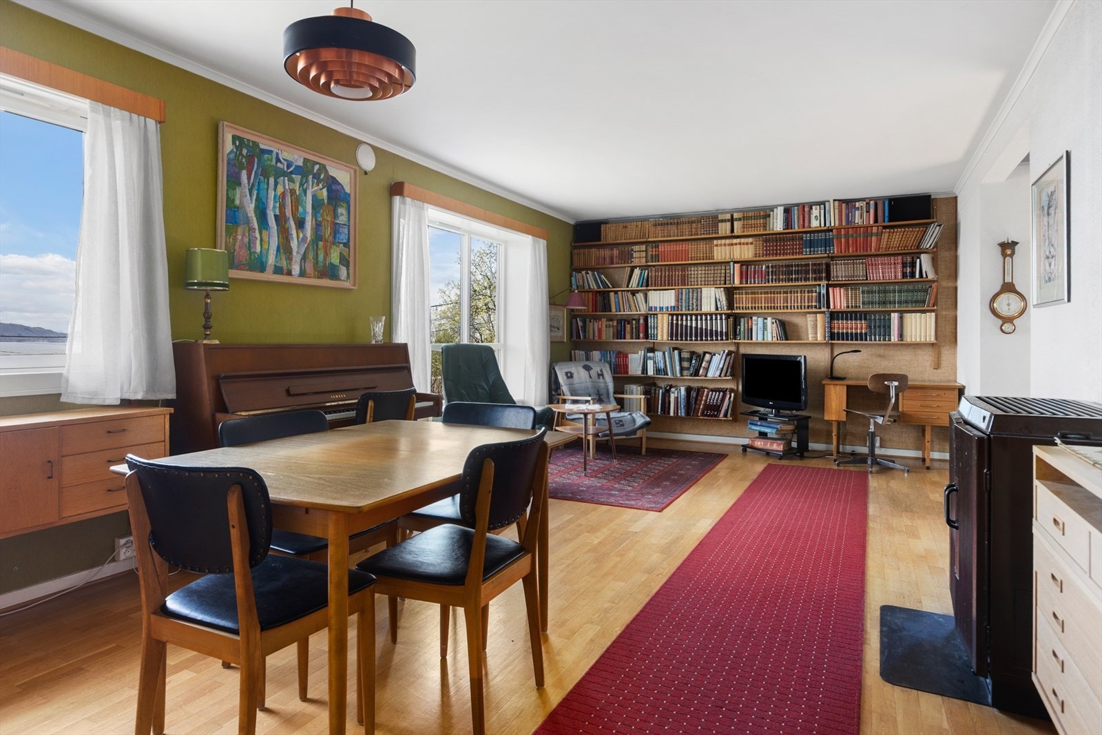 Stor stue med god plass til spisebord - Hovedetasje Galleribilde