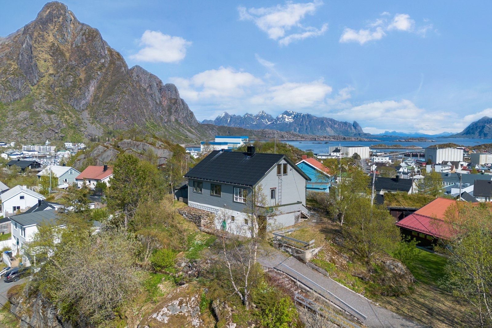 Enebolig på toppen av Nonshaugen med panoramautsikt mot hav, fjell og by Galleribilde
