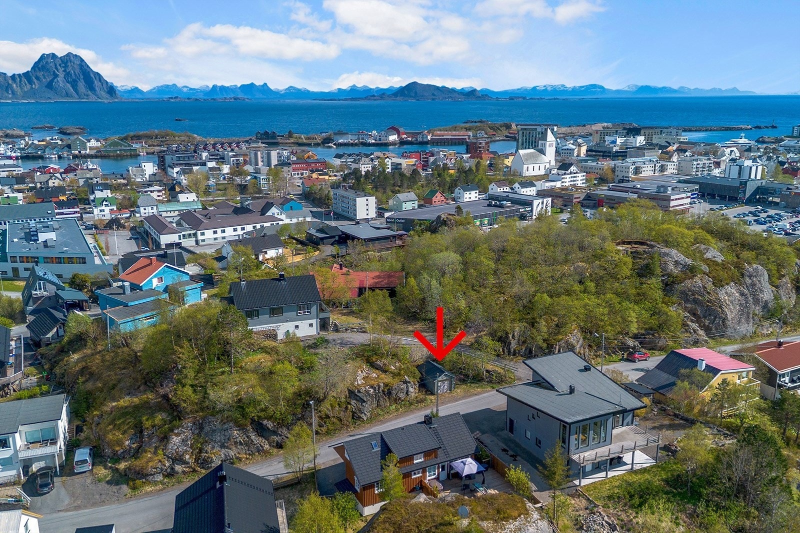 Det følger med en garasje som ligger ved veien Galleribilde