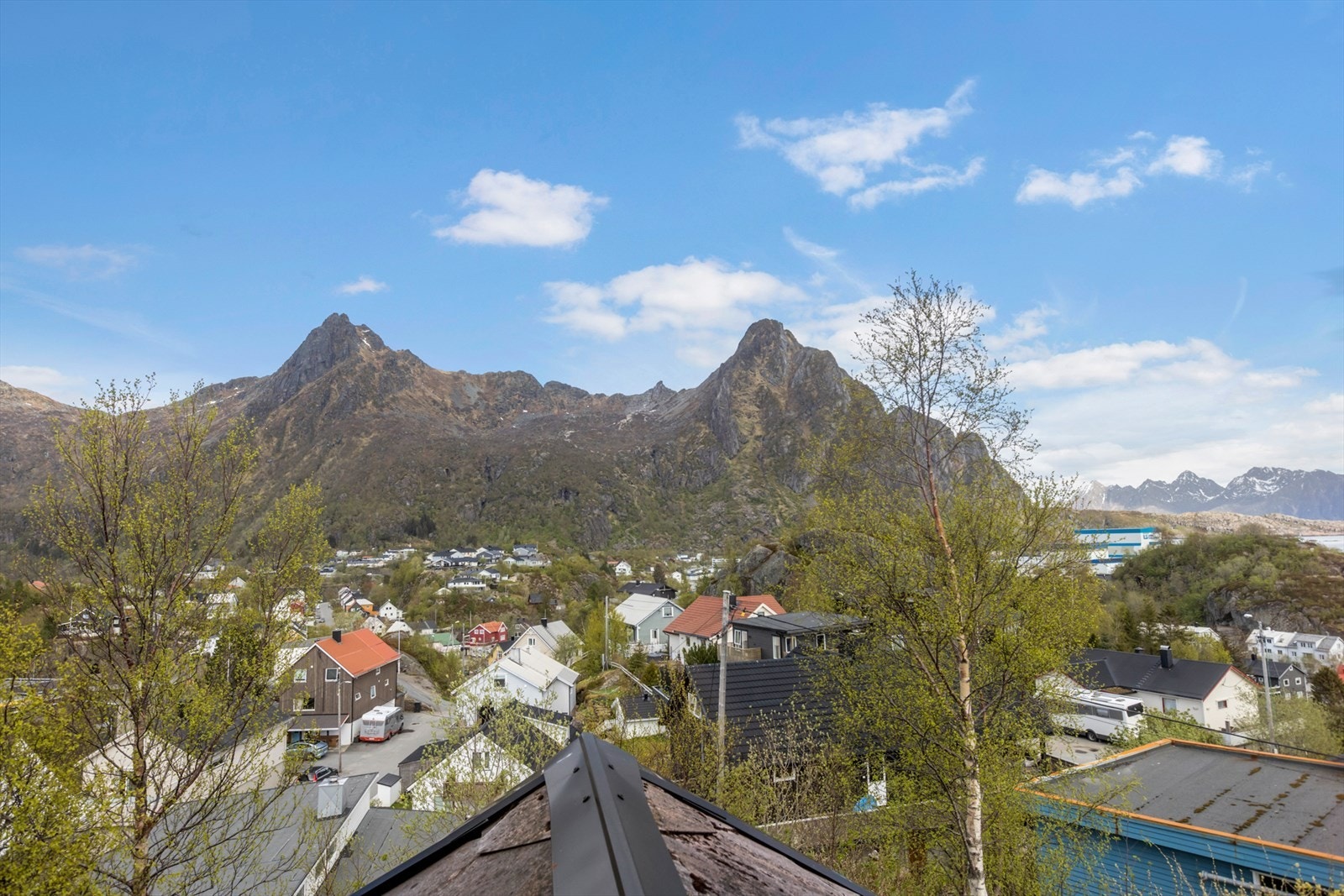 Utsikt fra Soverommet mot Fløya, Blåtinden og Svolværgeita Galleribilde