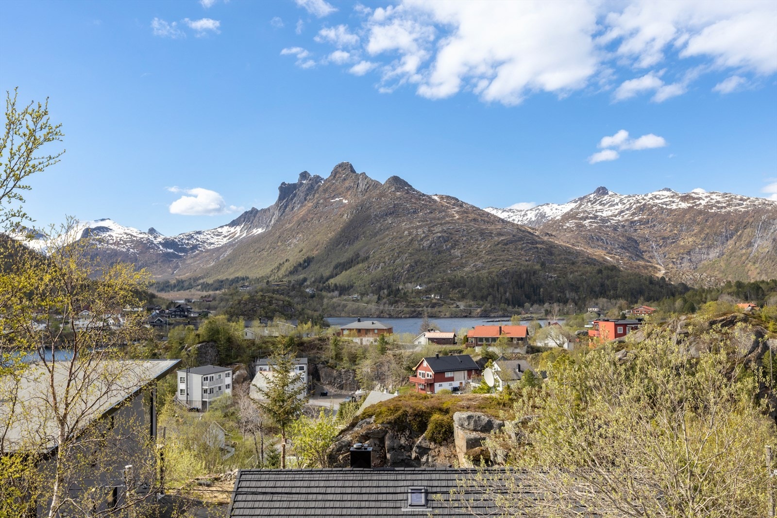 Svært god utsikt mot Løva, Kongstinden og alpinbakken Galleribilde