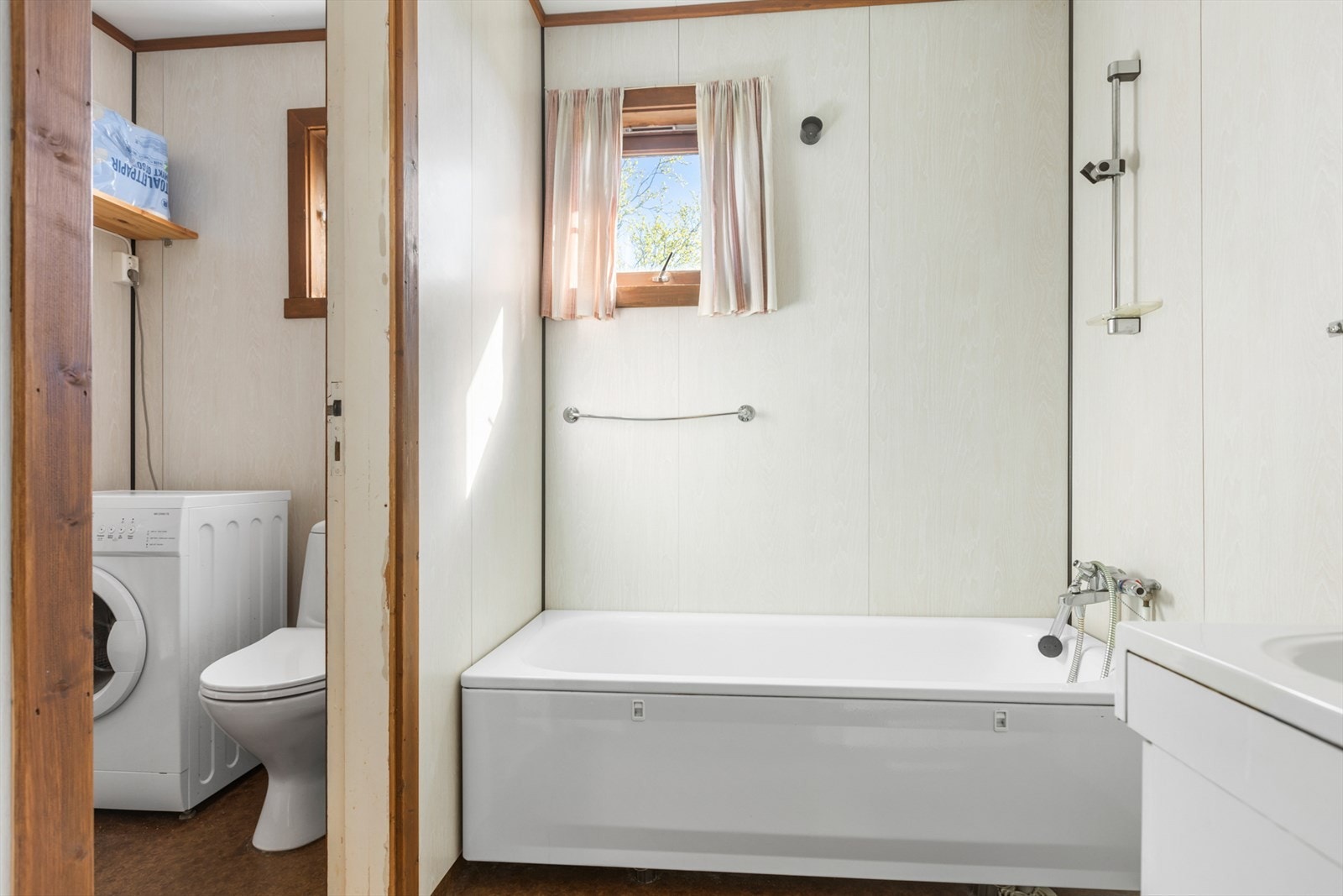 Bad og vaskerom som egner seg til å bli slått sammen til et rom ved renovering Galleribilde