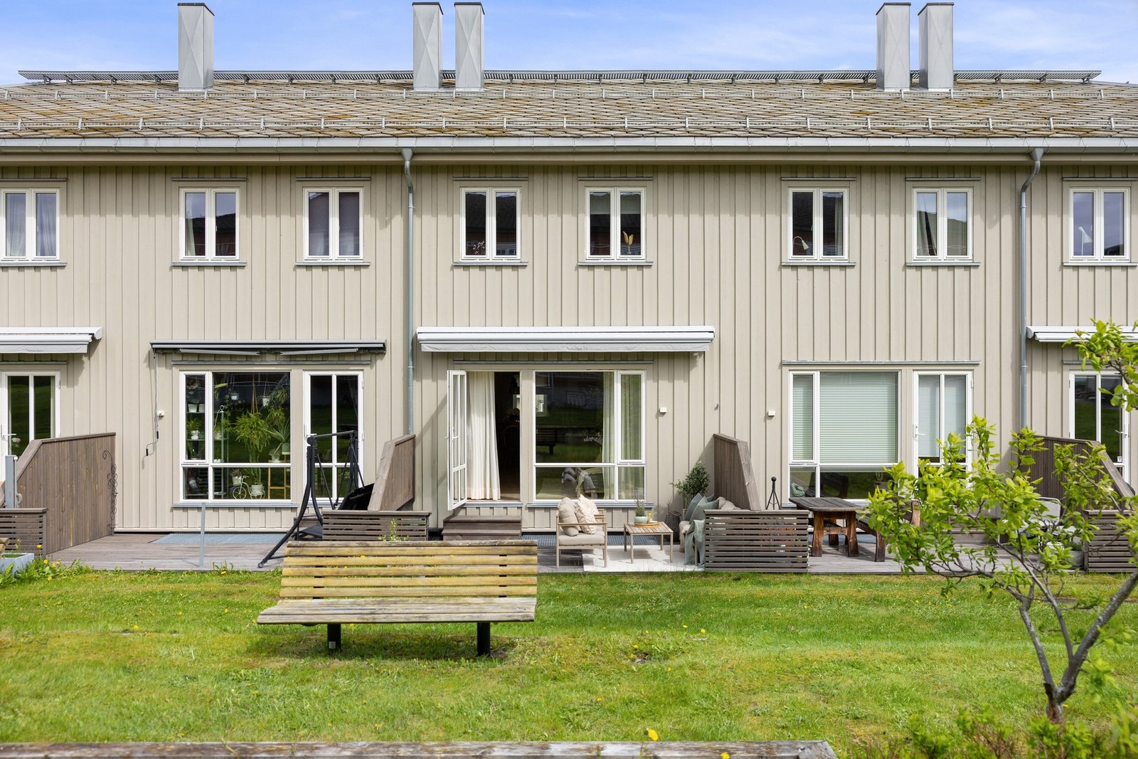 En flott familiebolig i et rolig nabolag. Byggene er fra 2006, men bygget i en stil som står i stil med øvrig boligbebyggelse i området. Det er heller ingen gjennomfartstrafikk forbi husrekka - blindvei forbi her. Galleribilde