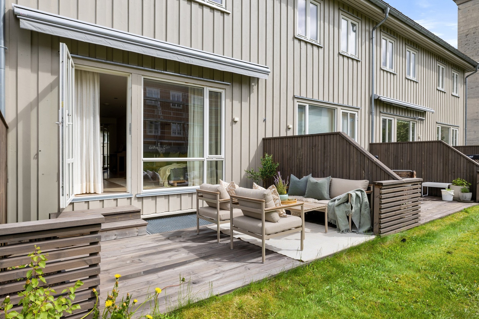Herlig terrasse med plass til flere utegrupper, grill m.m. Markise kommer også godt med på de aller varmeste sommerdagene - denne er elektrisk. Galleribilde