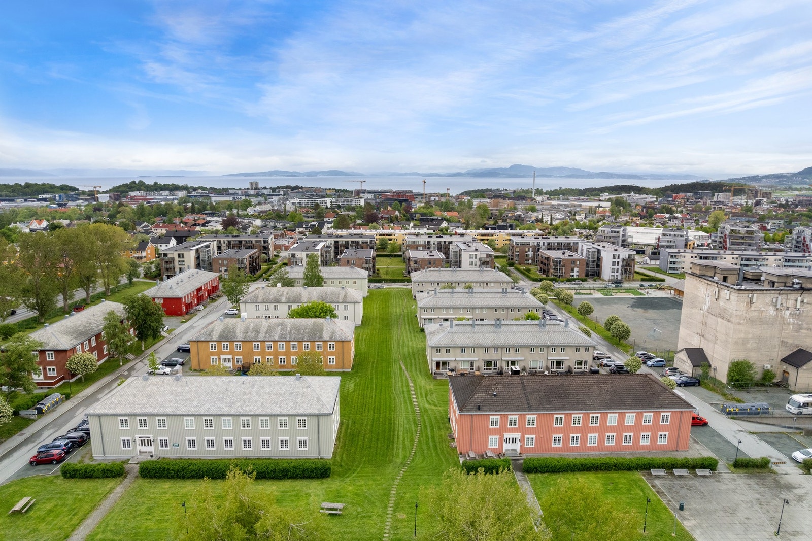 Sjarmerende og flotte Persaunet Leir. Med sine parklignende grøntarealer, rolige omgivelser, samt gangavstand til "alt" man trenger i hverdagen. Velkommen til visning! Galleribilde