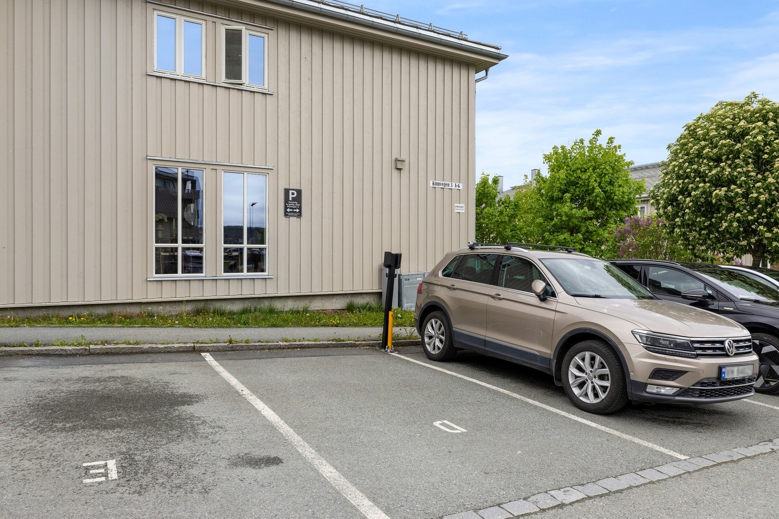 Boligen har en fat p-plass rett ved husrekka. Denne har også egen elbillader. Når det gjelder gjesteparkering er det godt med plasser i nærområdet. Galleribilde