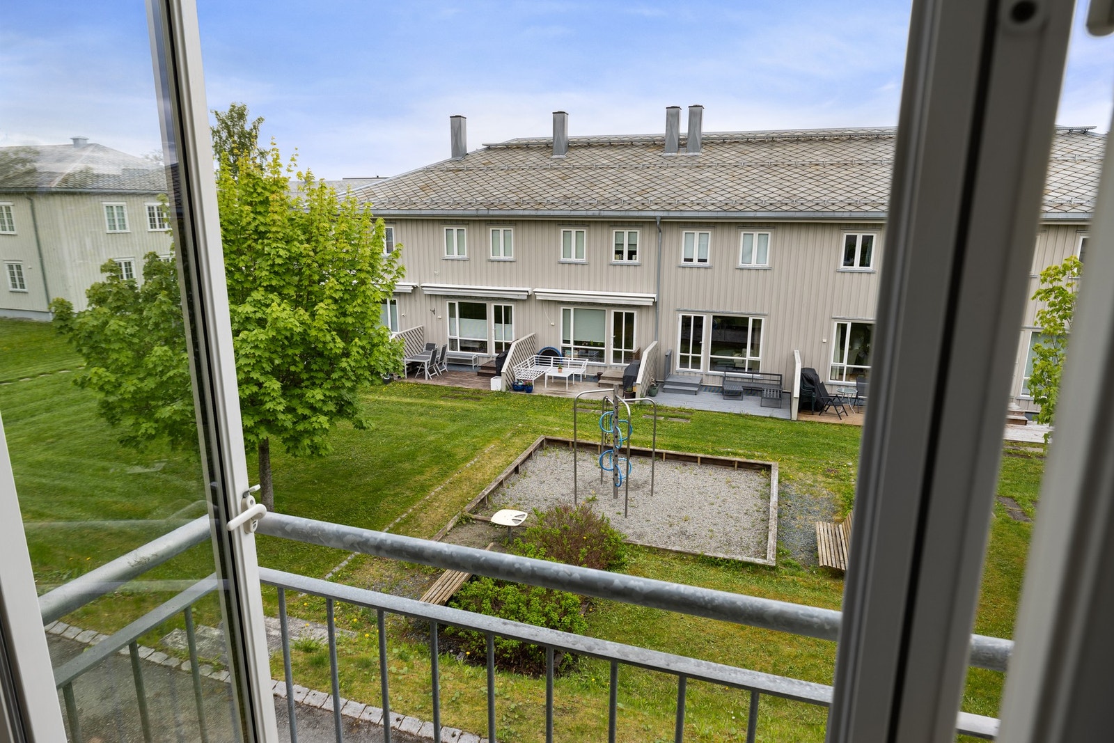 Hyggelig med fransk balkong på varme sommerdager. Galleribilde