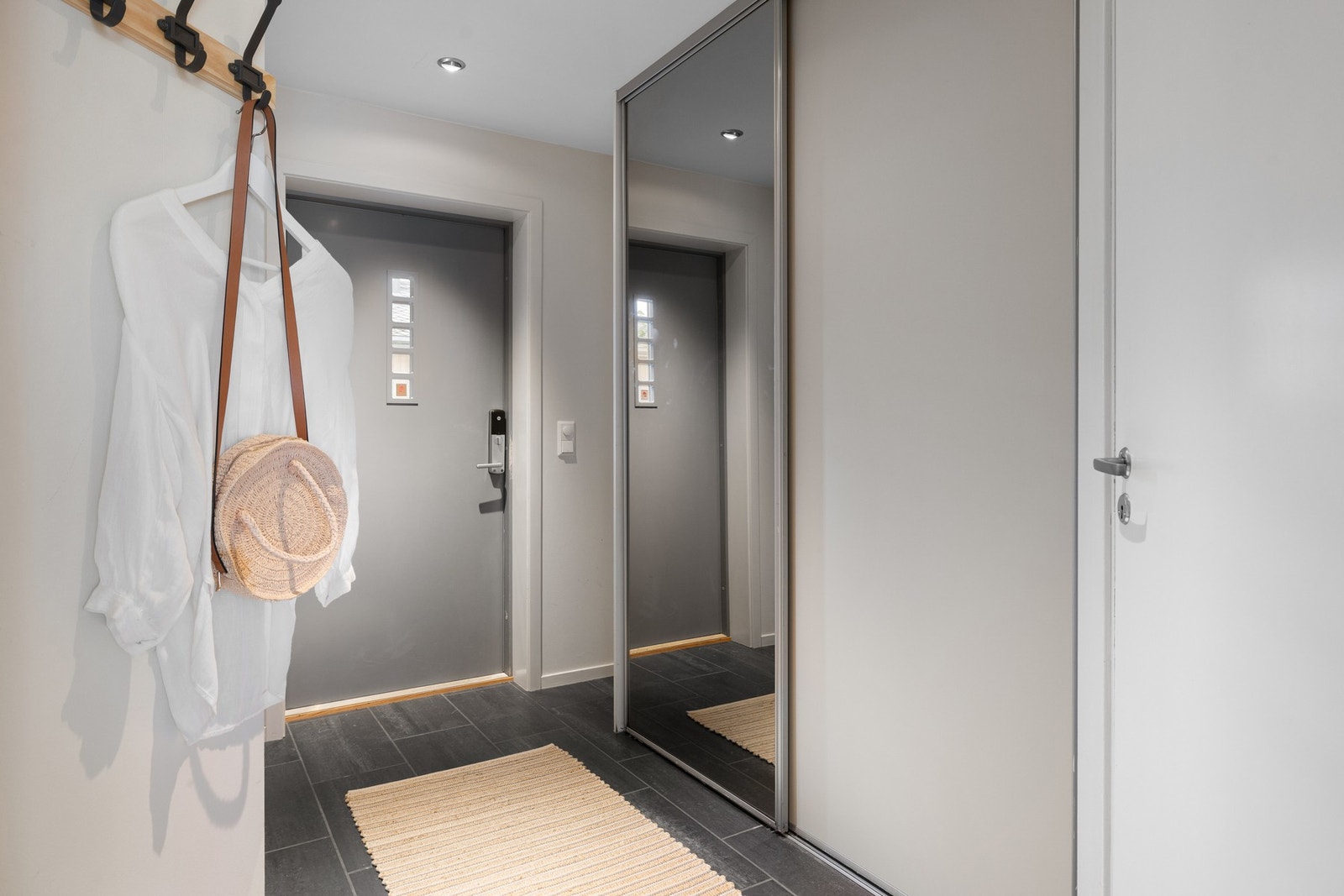 Entréen i 1.etasje har godt med oppbevaringsplass i skyvedørsgarderobe. Flislagt gulv med gulvvarme. Galleribilde