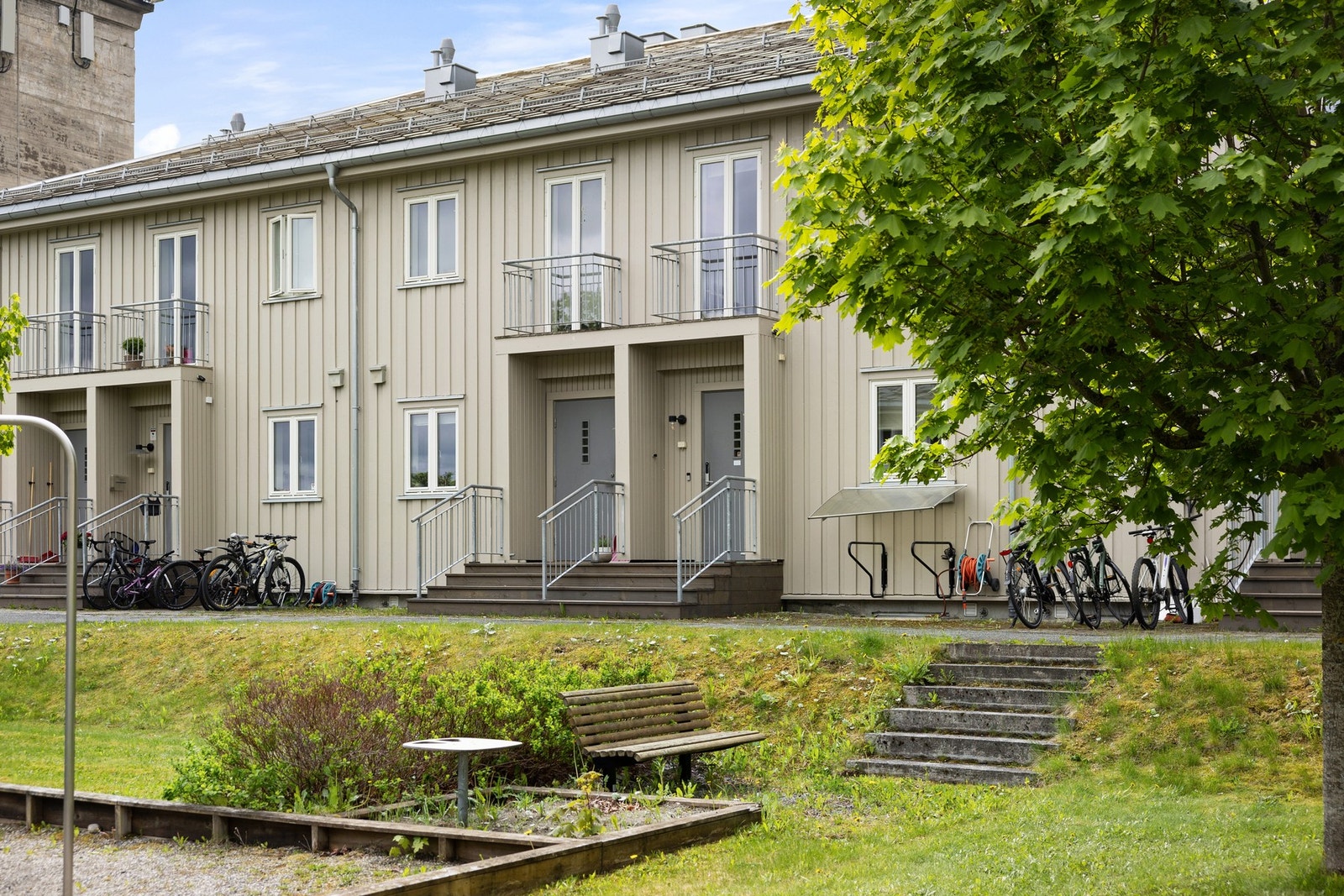 Hyggelig inngangsparti, med plass til å sette fra seg sykler, vogn m.m. Galleribilde