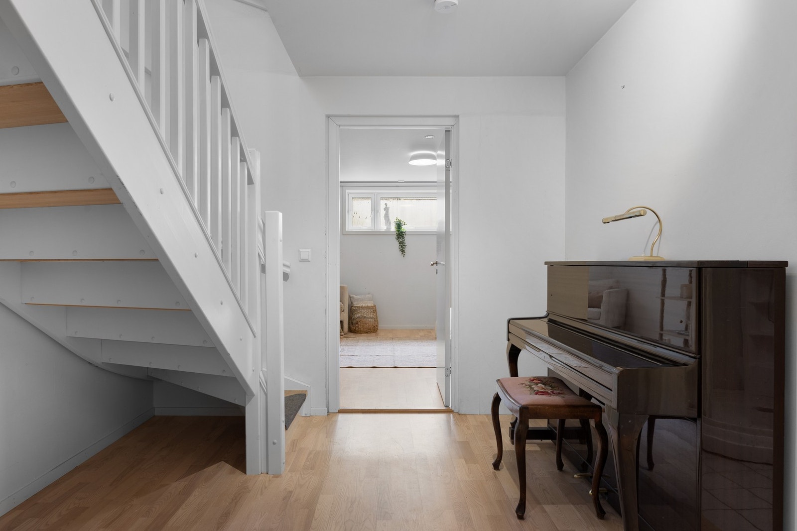 Idet man kommer ned i underetasjen har man en romslig gang. Her kan man også utnytte plass under trapp ved å bygge skap/bod under trappa. Galleribilde