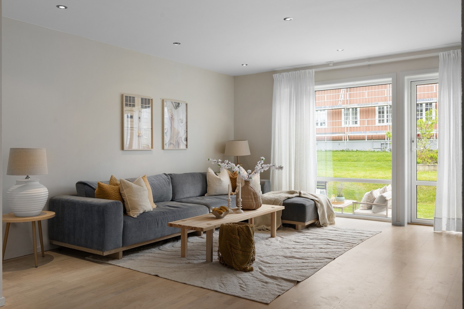 Svært god plass til en større sofagruppe i stua. Parkett på gulv og downlights i tak. Fra stua har man utgang til en solrik terrasse og flotte grøntområder. Galleribilde