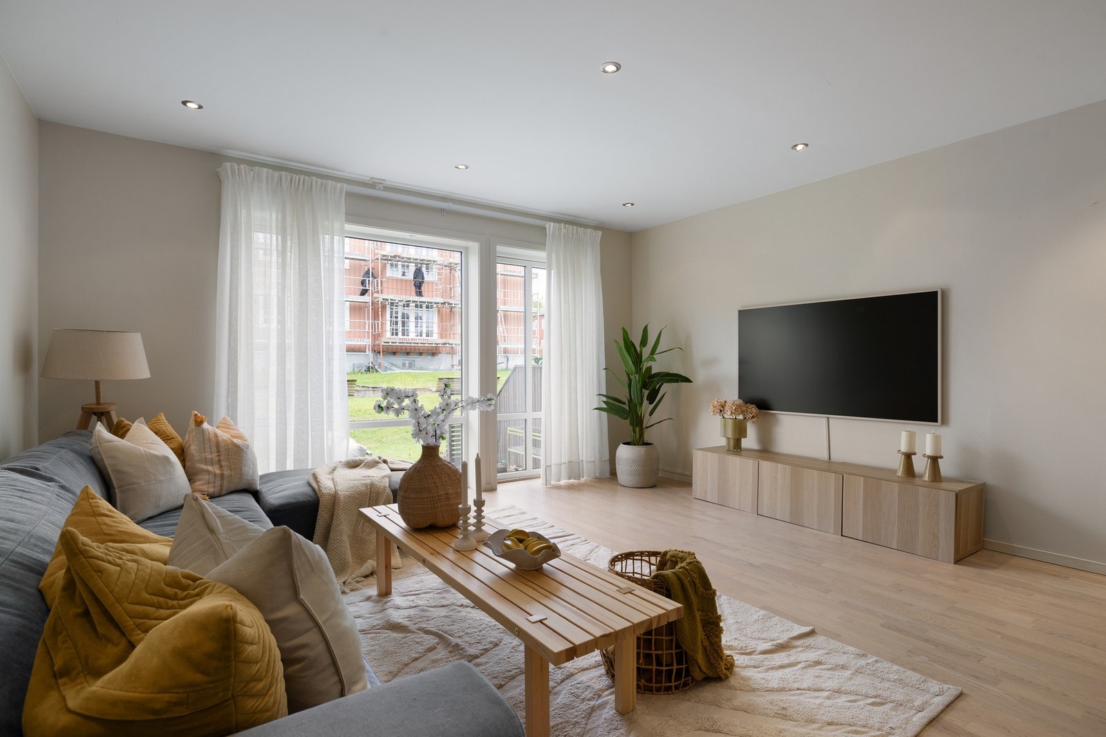 Boligen har en herlig stue, med duse og fine farger, godt med naturlig lysinnslipp og en god romstørrelse. Stua og spisestua måler til sammen 34,2 kvm. Galleribilde