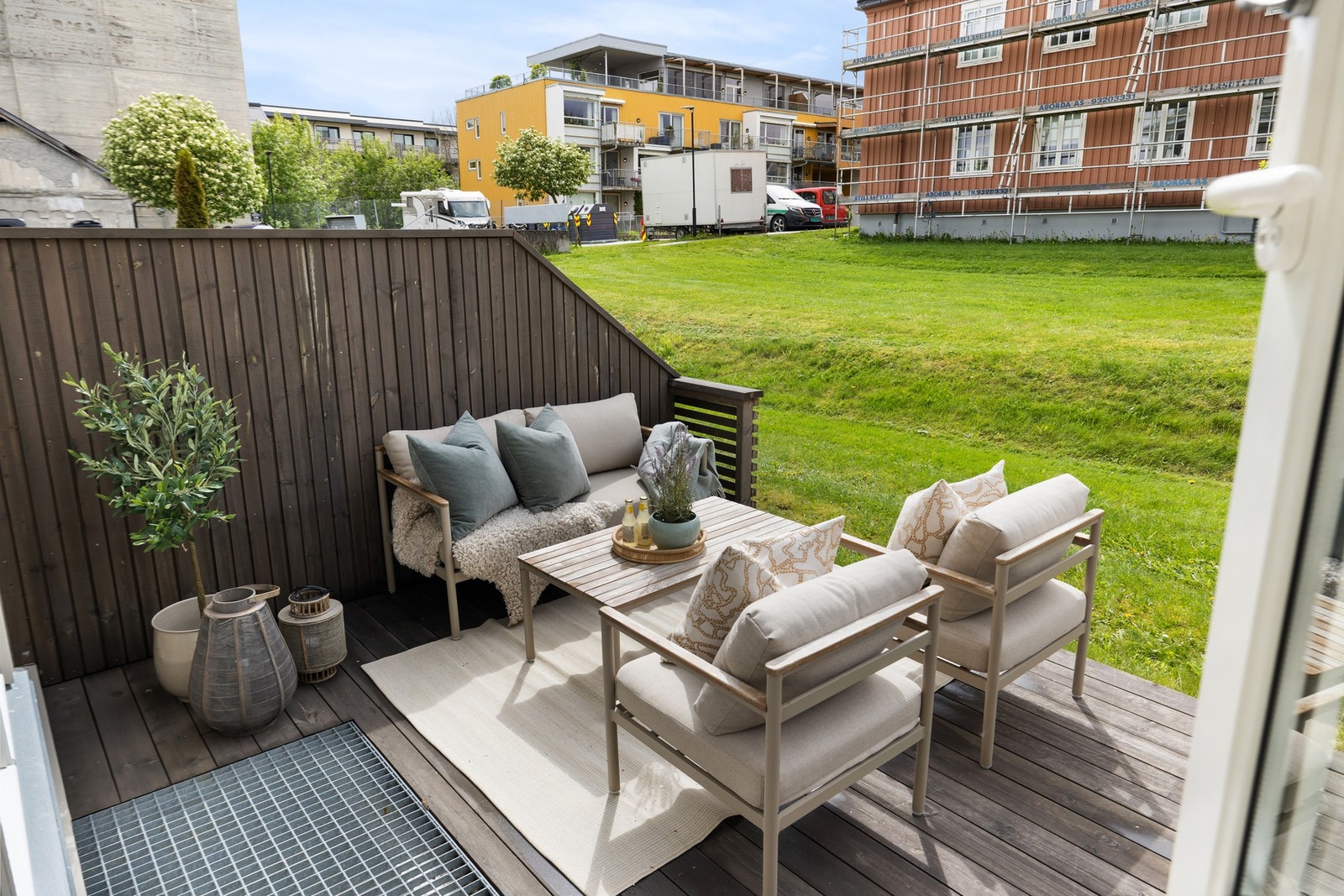 Solrik og fin uteplass. Her har man sol fra morgen til kveld i sommerhalvåret. Renoveringen av bygget i front er ikke en del av sameiet, men et annet borettslag. Hvor fasaden nå bl.a. pusses opp og males. Galleribilde