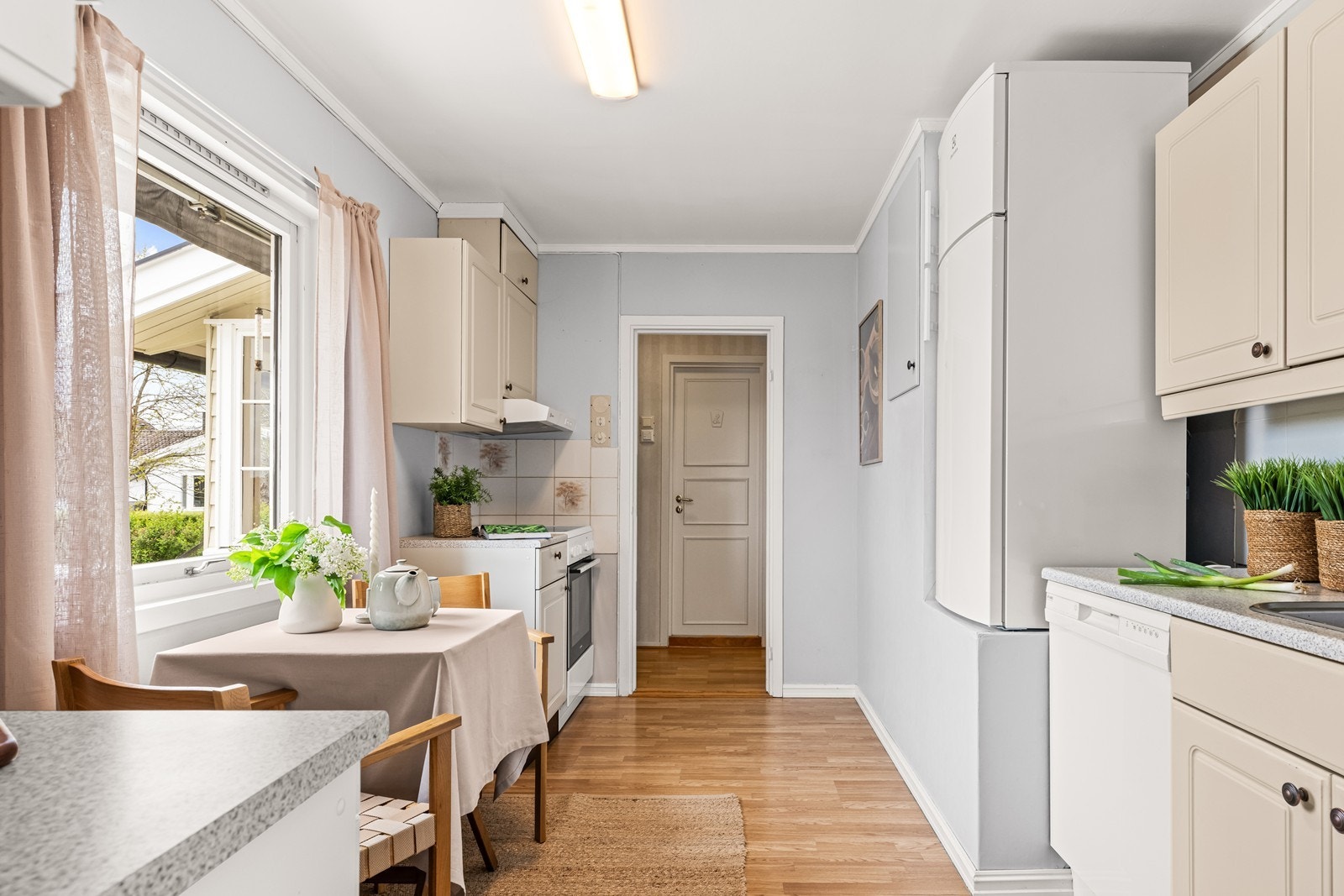 Det er frittstående hvitevarer, og over komfyren er ventilator med avtrekk ut. På kjøkkenet er det dessuten plass til en mindre spisegruppe ved vinduet. Galleribilde