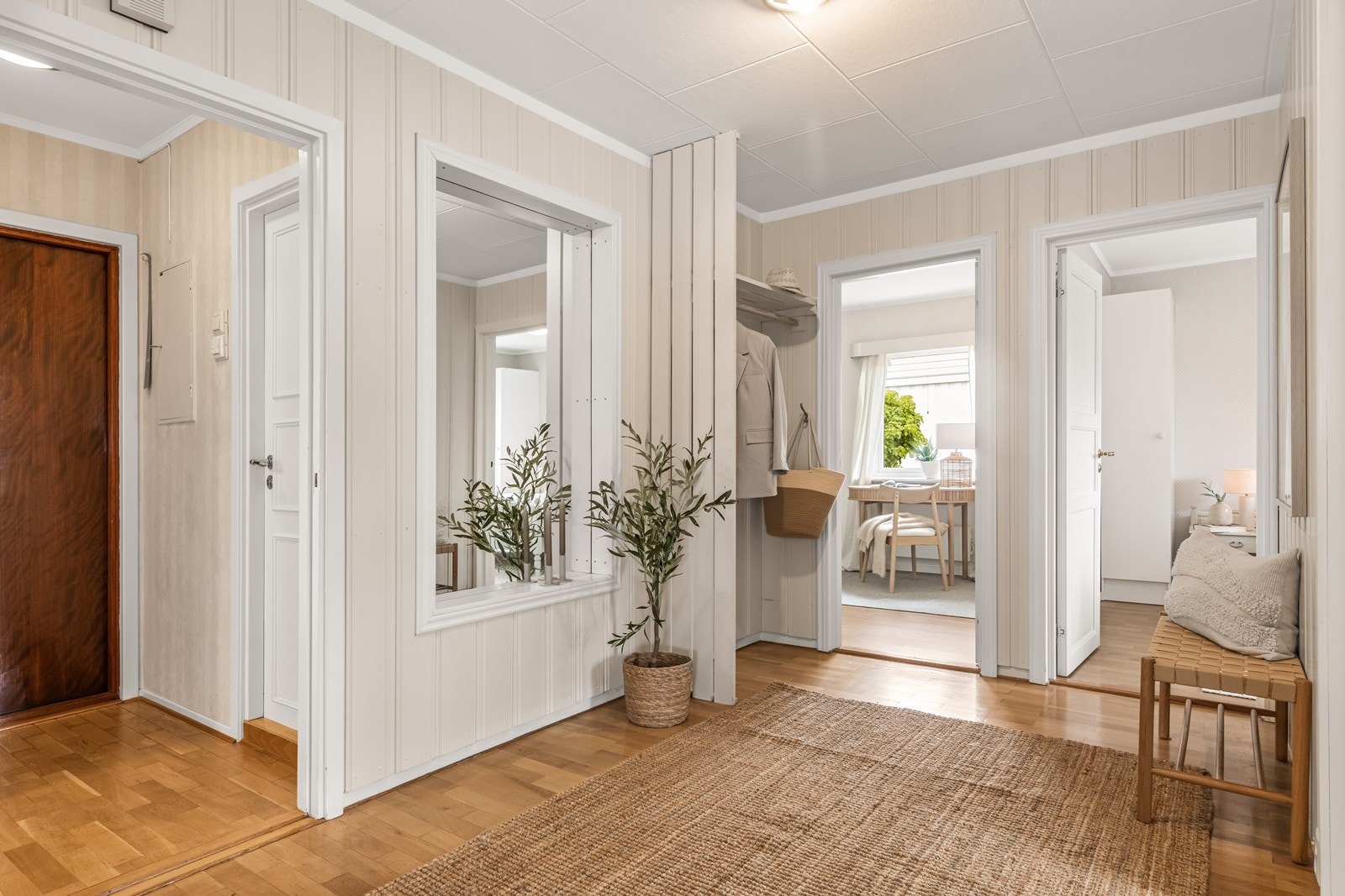 Hallen har parkettgulv og vegger med trepanel. Her er det også etablert en garderobenisje for oppheng av klær. Galleribilde