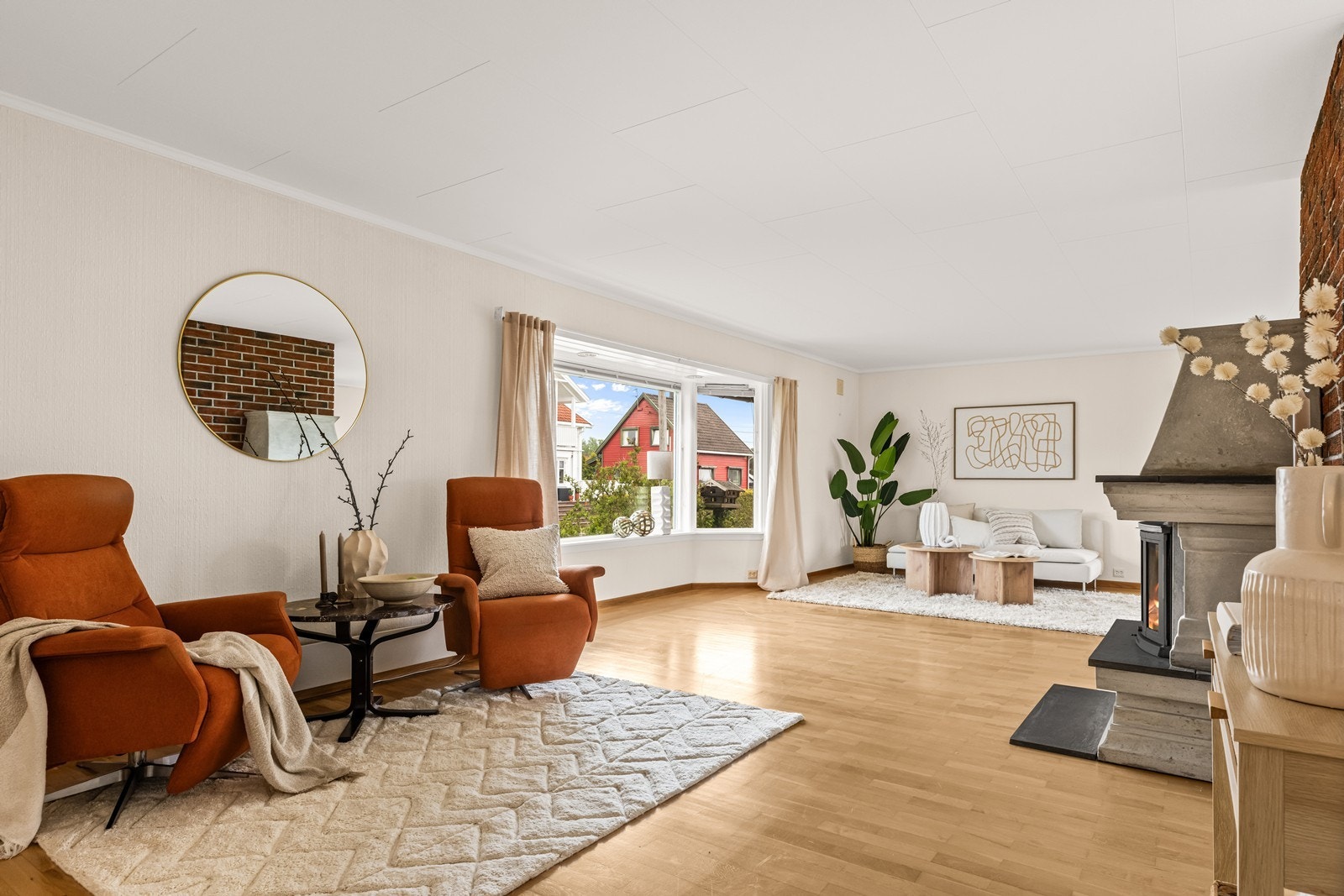Store vindusflater gir godt med dagslys inn i stuen. Galleribilde