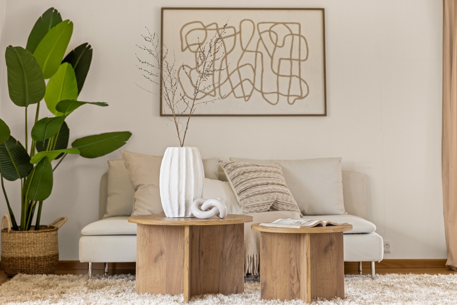 Boligen har dels eldre standard, og det må påregnes noe modernisering. Gulvene i oppholdsrommene i første etasje har overflater av parkett og laminat. Galleribilde