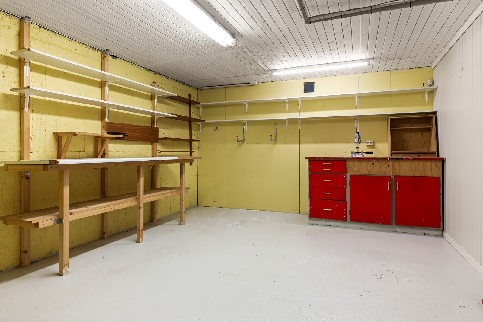 Stort, uinnredet kjellerrom som egner seg godt for lagring eller som verksted. Galleribilde
