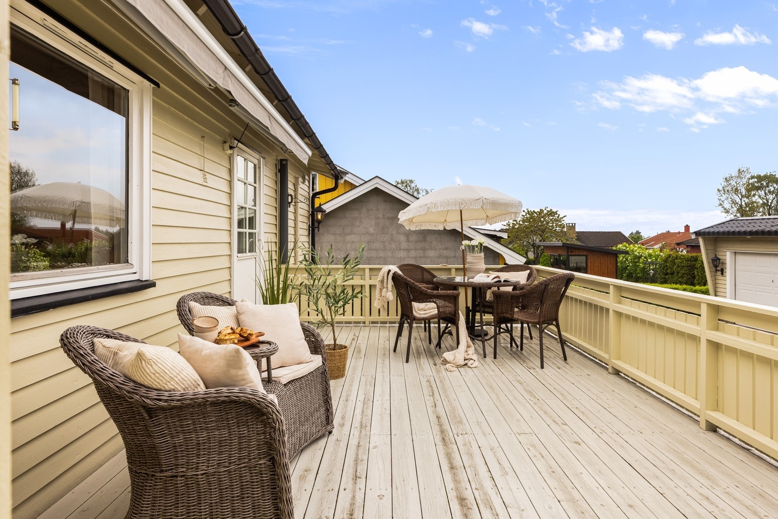 Verandadøren i malt tre er fra 2011. Det er montert terrassemarkise og uttrekkbar levegg. Galleribilde