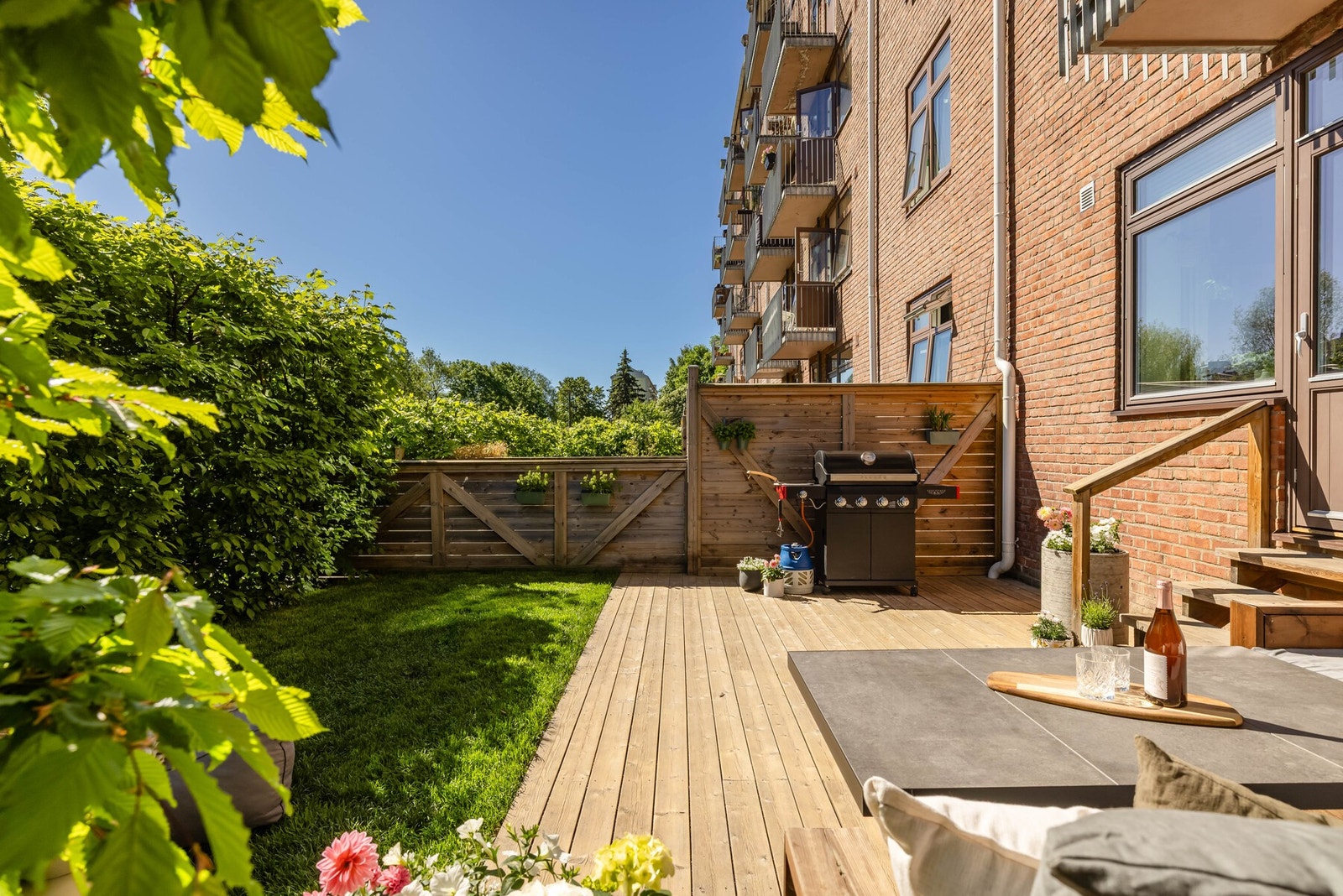 Med skillevegg og hekk er man godt skjermet for innsyn fra bakkeplan. Galleribilde
