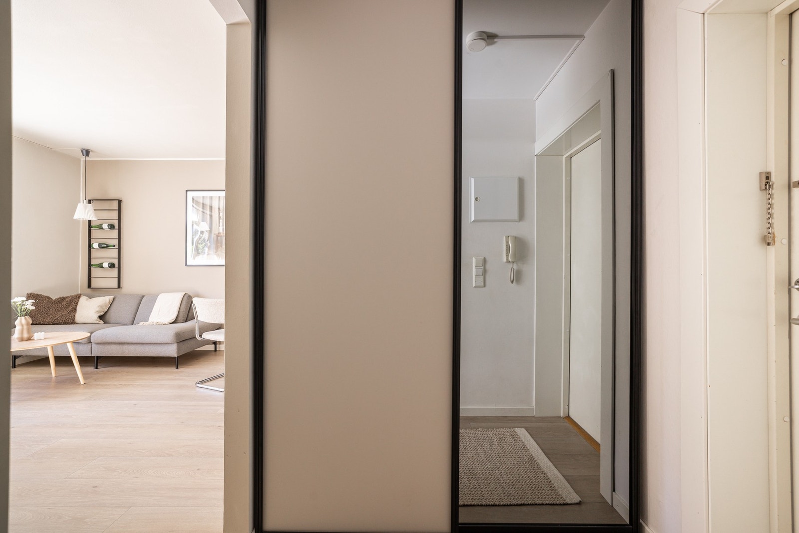 I entreen er det skyvedørsgarderobe med speil og god plass til oppbeavring. Galleribilde
