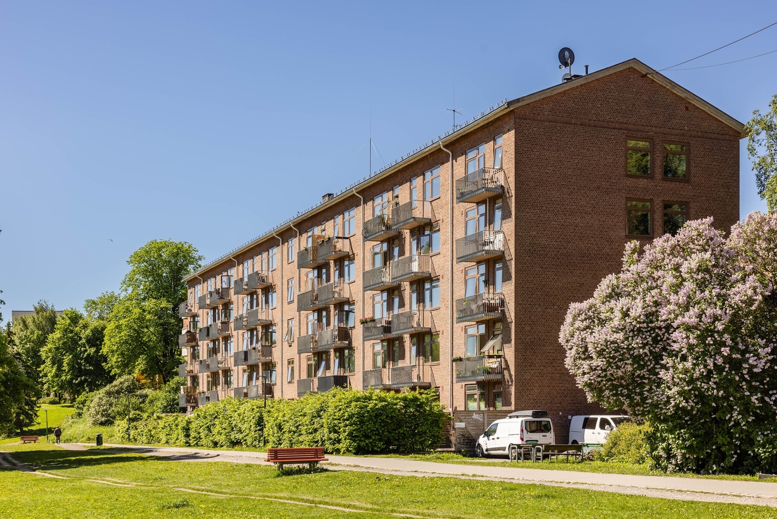 Fra leiligheten er det kun en kort spasertur til Storo, Nydalen, Sagene, Sandaker og Bjølsen. Godt tilbud av offentlig transport med både buss, trikk og t-bane. Galleribilde