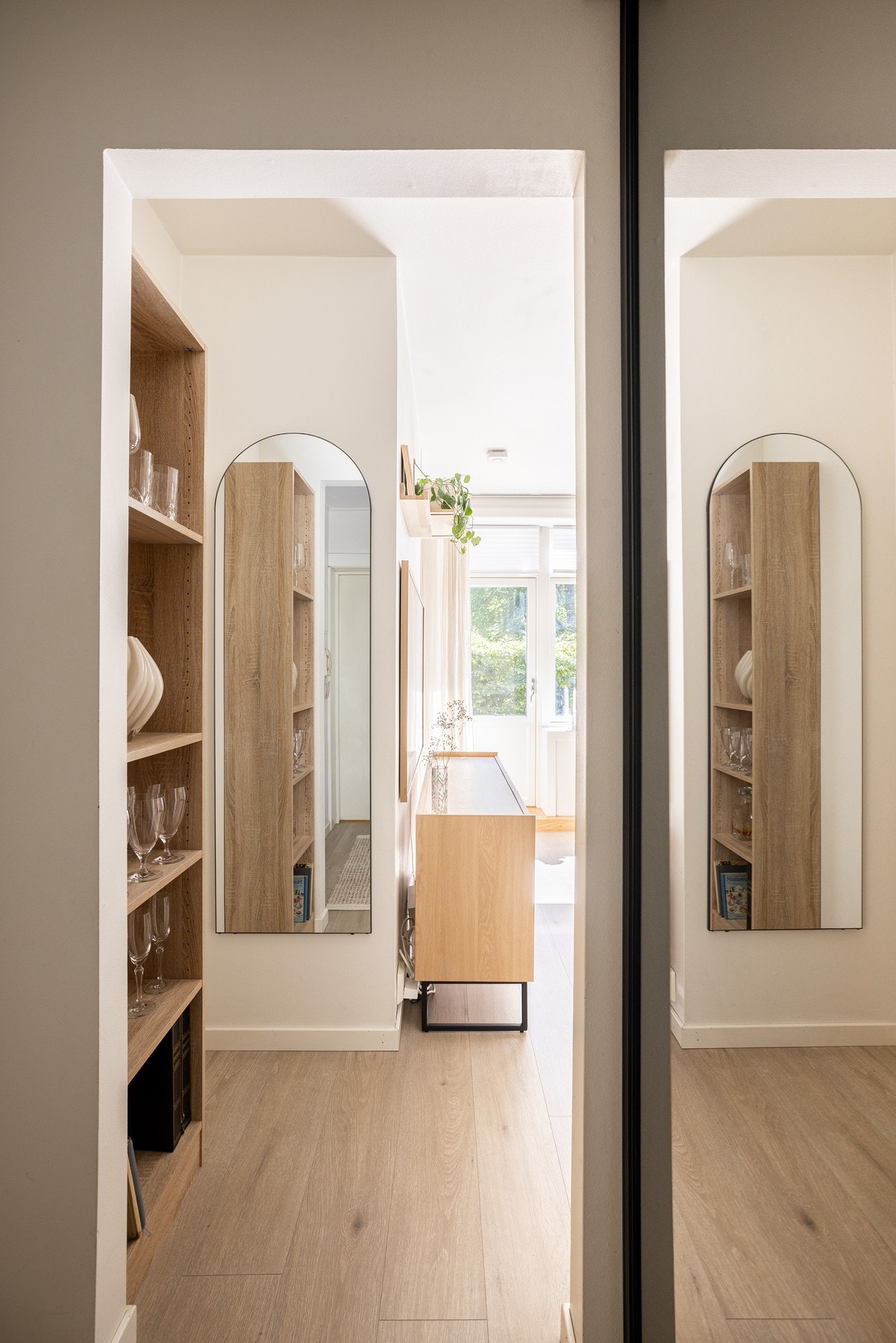 Når du entrer leiligheten kommer du inn i en lys, innbydende og praktisk entré. Galleribilde