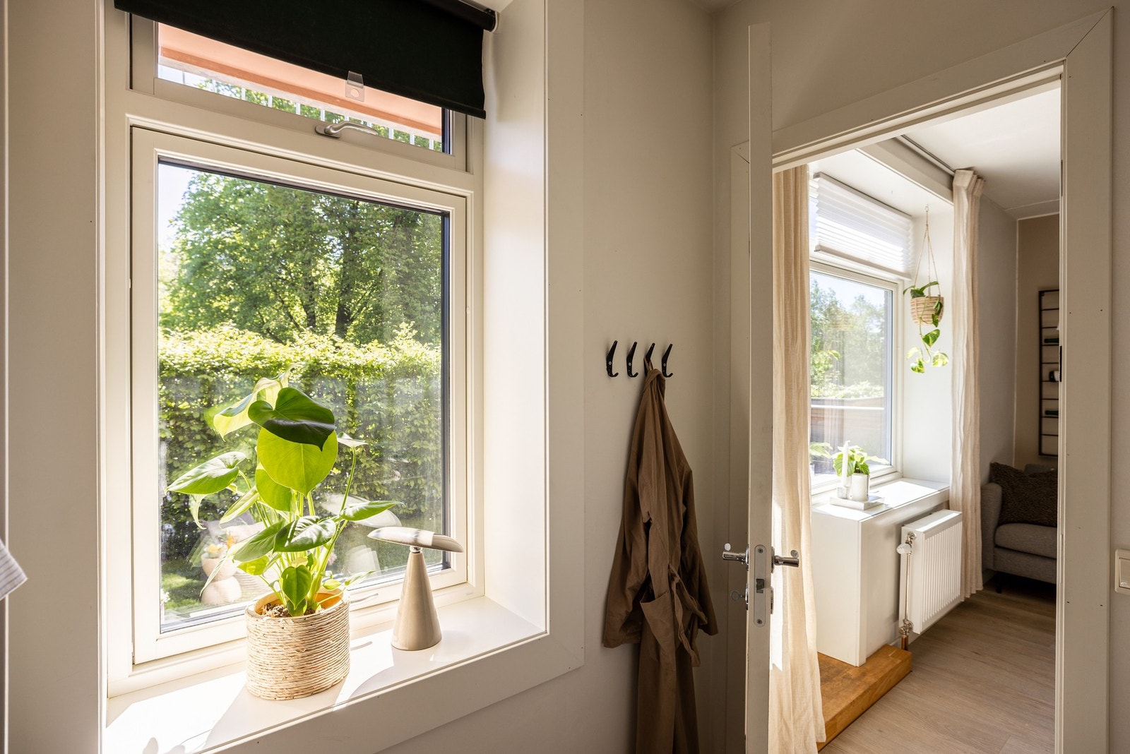 Soverommet vender, som resten av leiligheten ut mot rolig grøntområde. Galleribilde