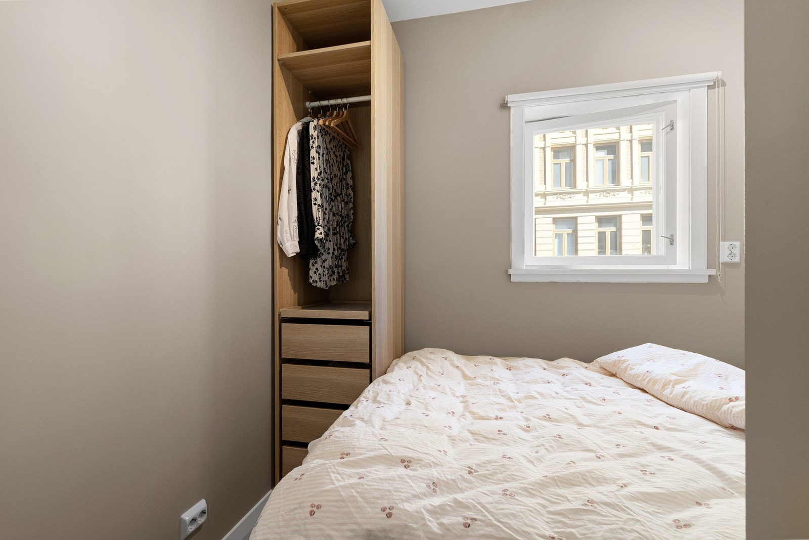 Soverommet er effektivt utnyttet med plass til både seng og oppbevaring. Galleribilde