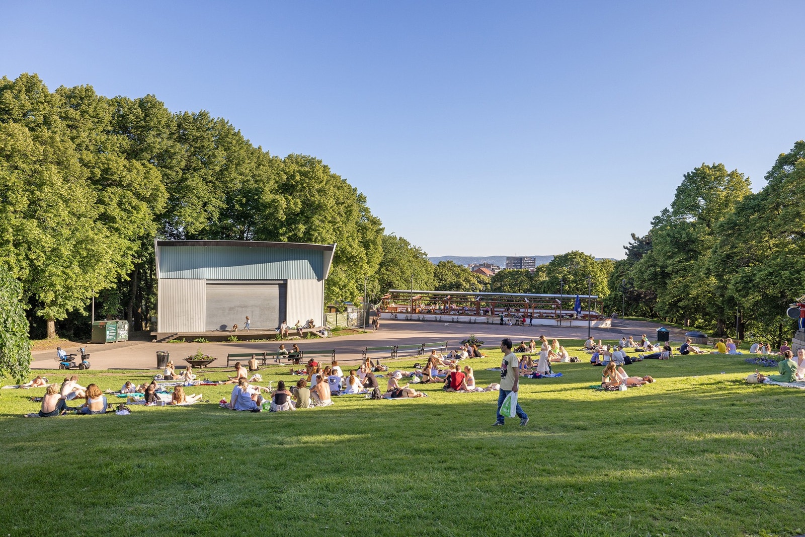 Parken er et naturlig samlingspunkt for alt fra piknik og trening til konserter og kulturarrangementer. Galleribilde