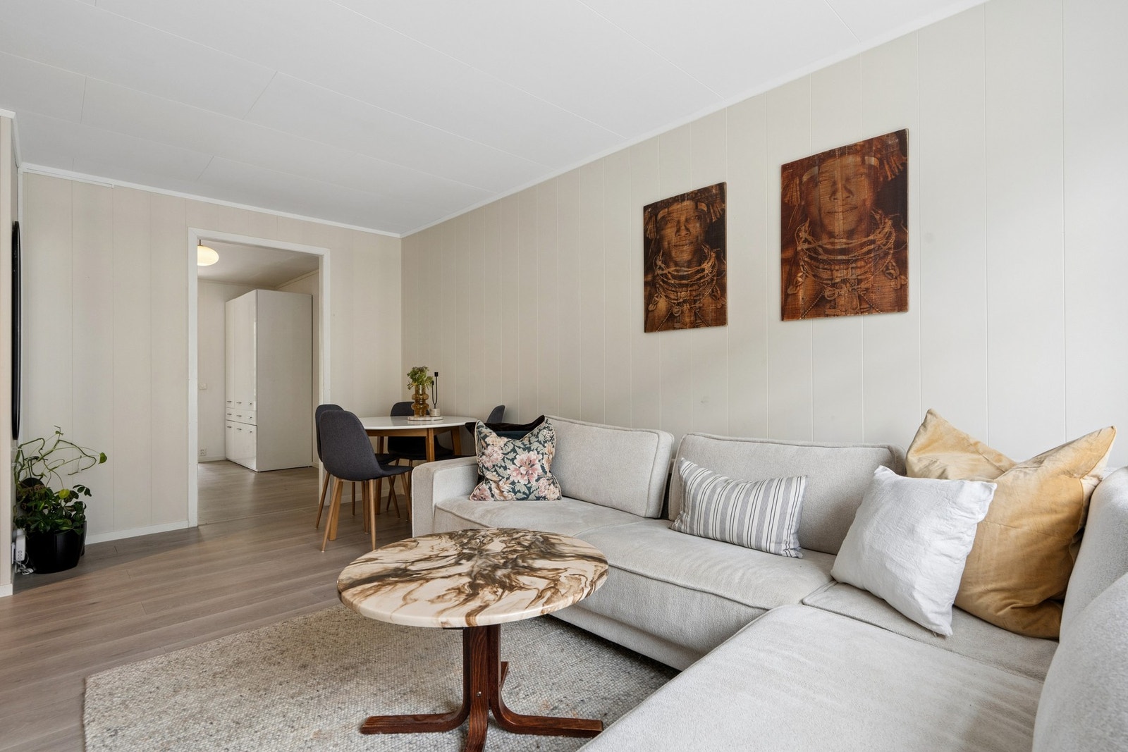Moderne innredning og fargevalg som skaper en lun atmosfære. Galleribilde