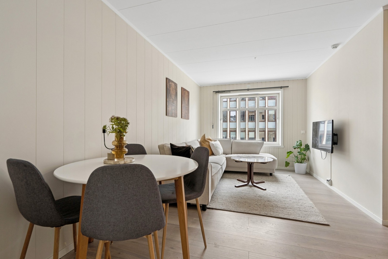 Stuen har en fleksibel planløsning med god plass til både sofagruppe og spisebord. Galleribilde