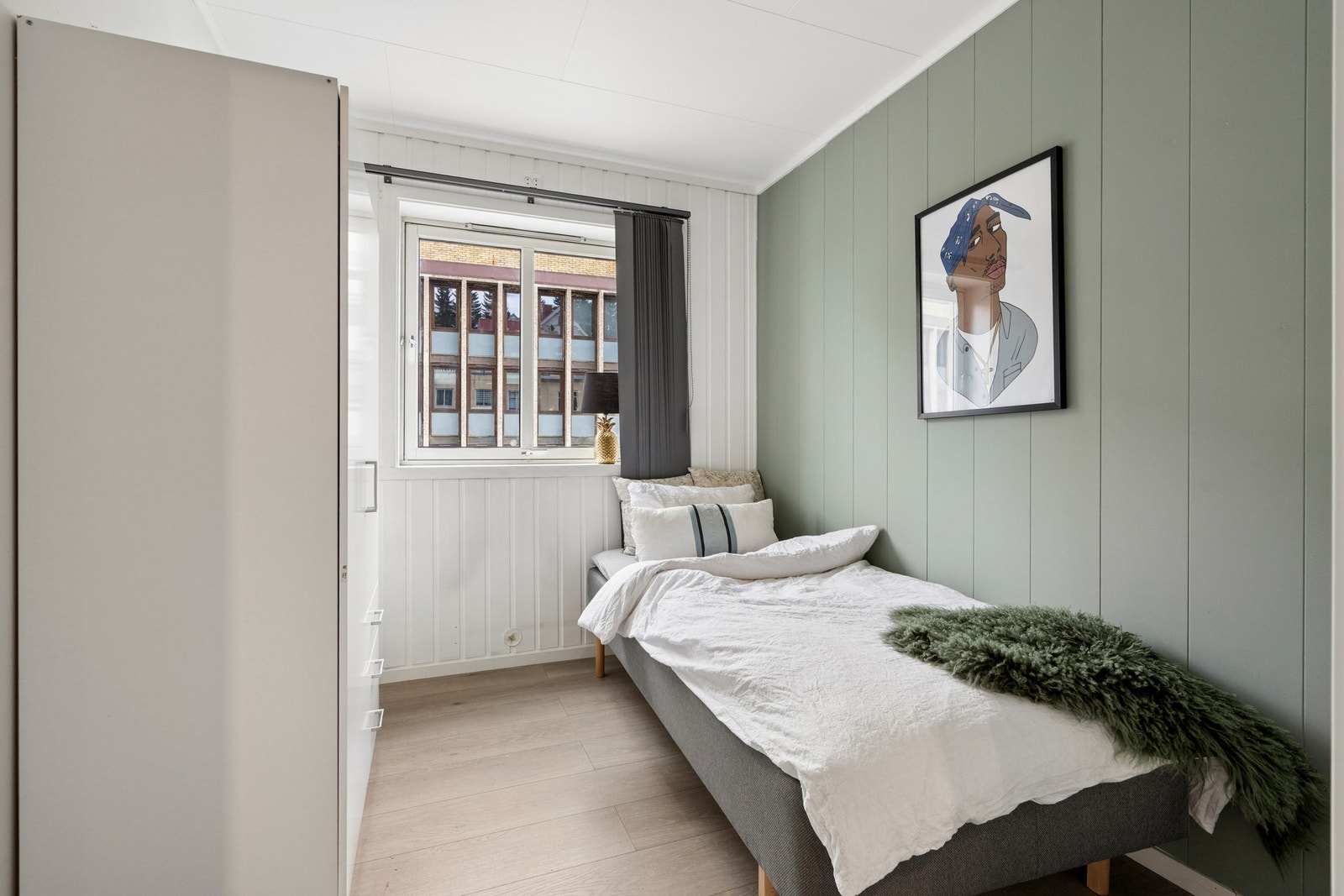 Leilighetens andre soverom har en god størrelse for seng og garderobeløsning. Galleribilde