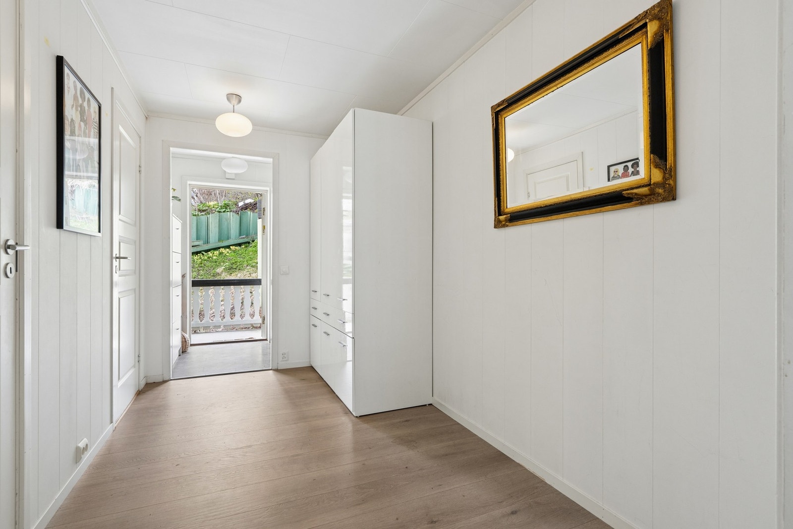Romslig entre med god lagringsplass og lyse farger. Galleribilde