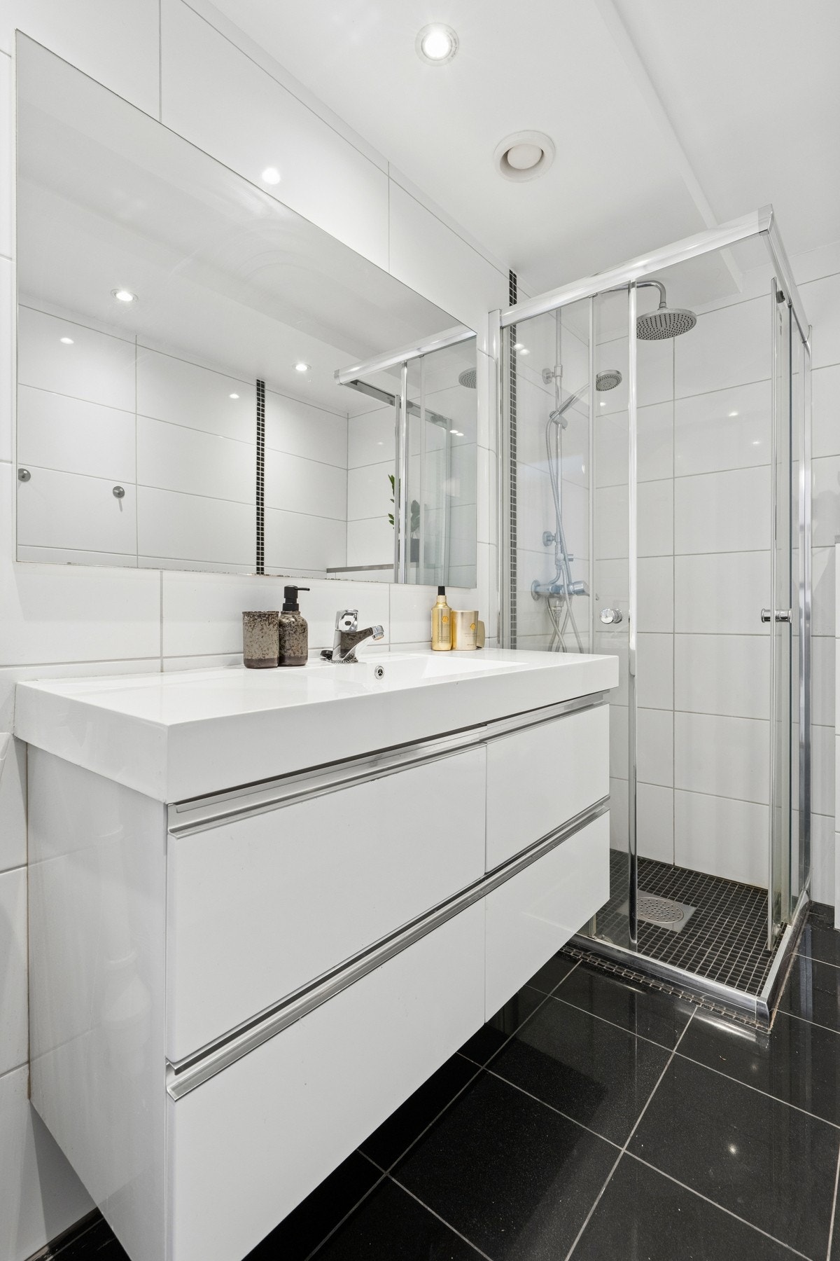 Downlights i taket gir god og jevn belysning på badet. Galleribilde