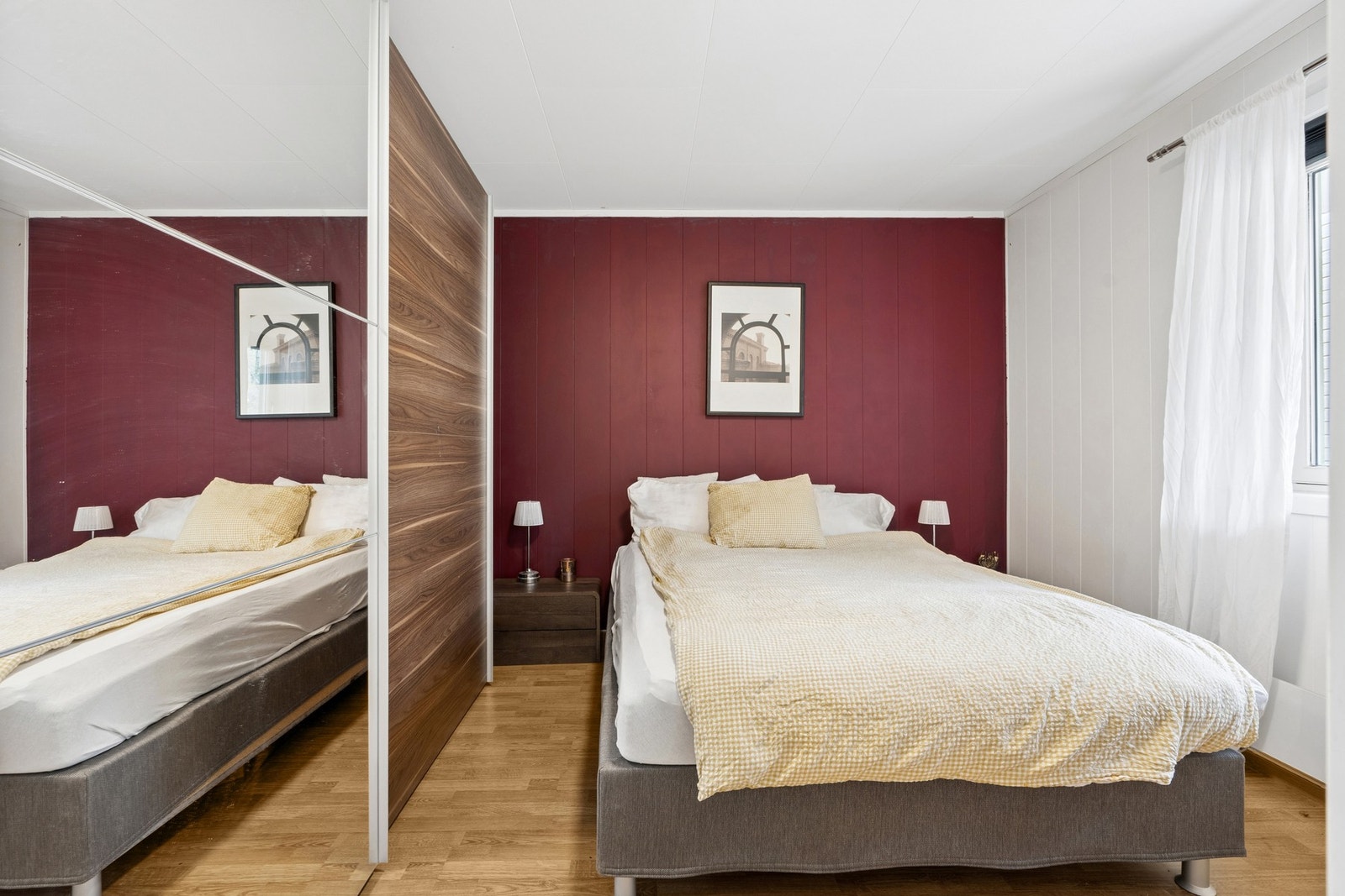 Hovedsoverom med god plass til dobbeltseng og en romslig skyvedørsgarderobe. Galleribilde