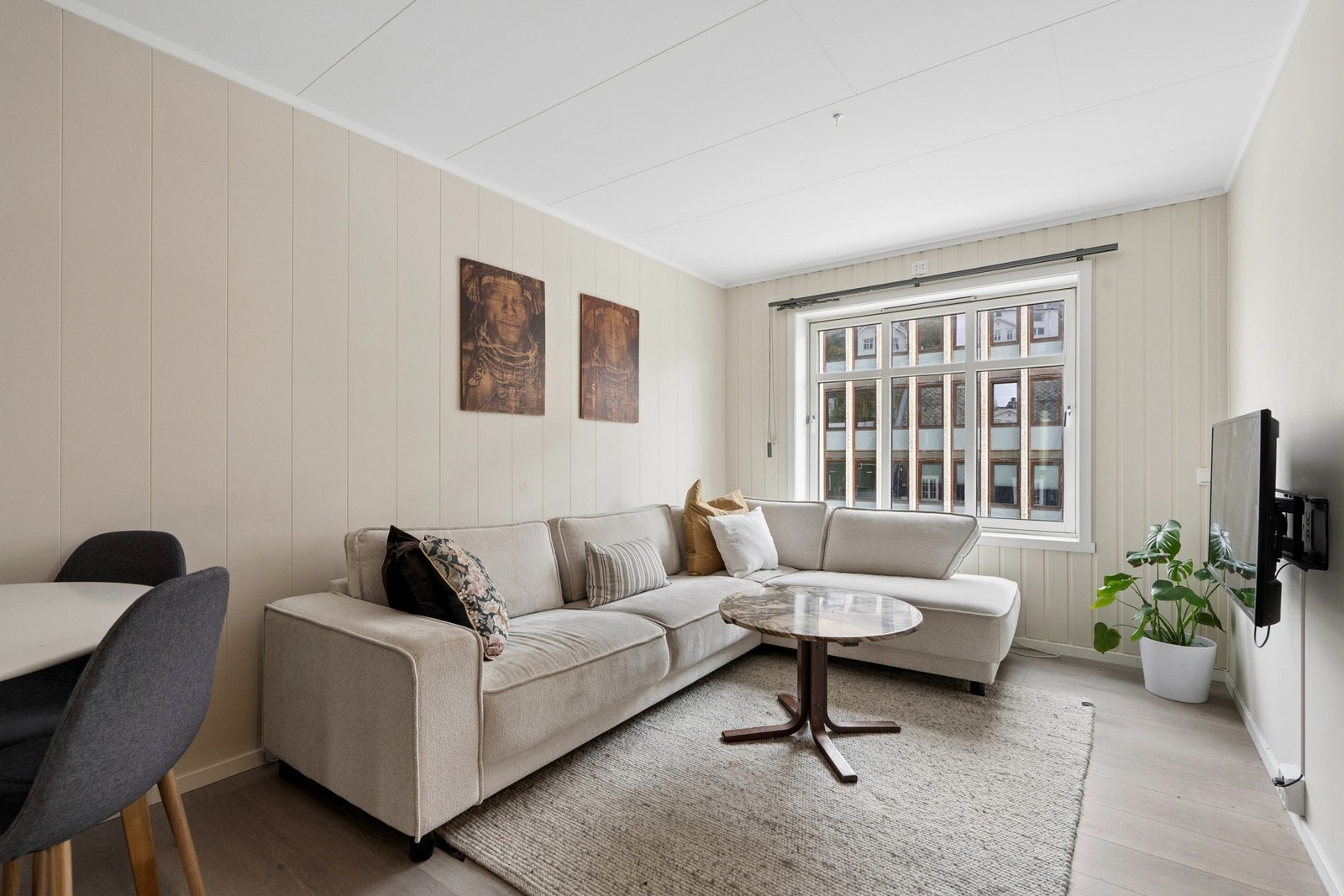 Store vindusflater gir godt med dagslys inn i stuen. Galleribilde