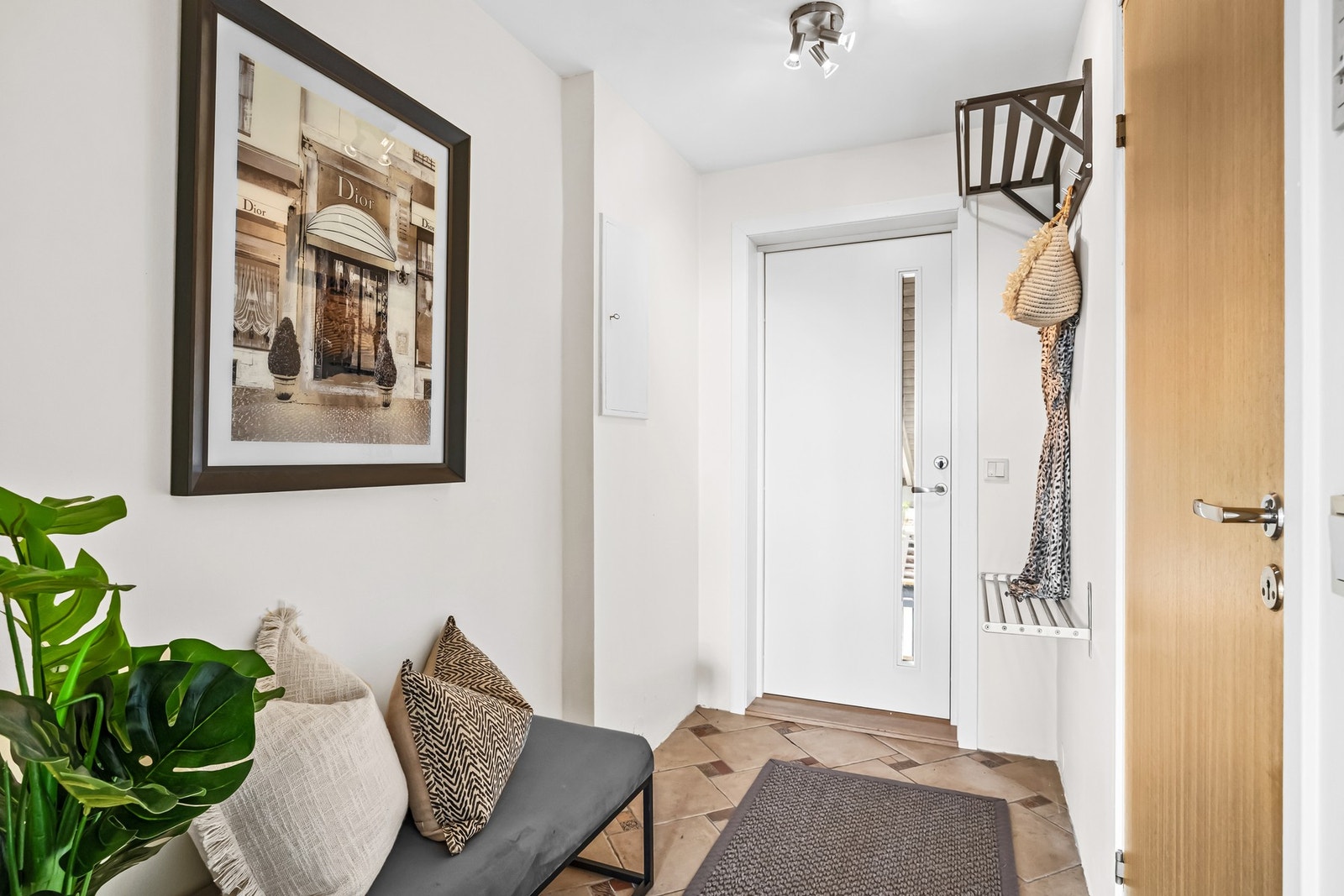 Velkommen inn til en pen og praktisk entré med plass til både sko, yttertøy og benk Galleribilde
