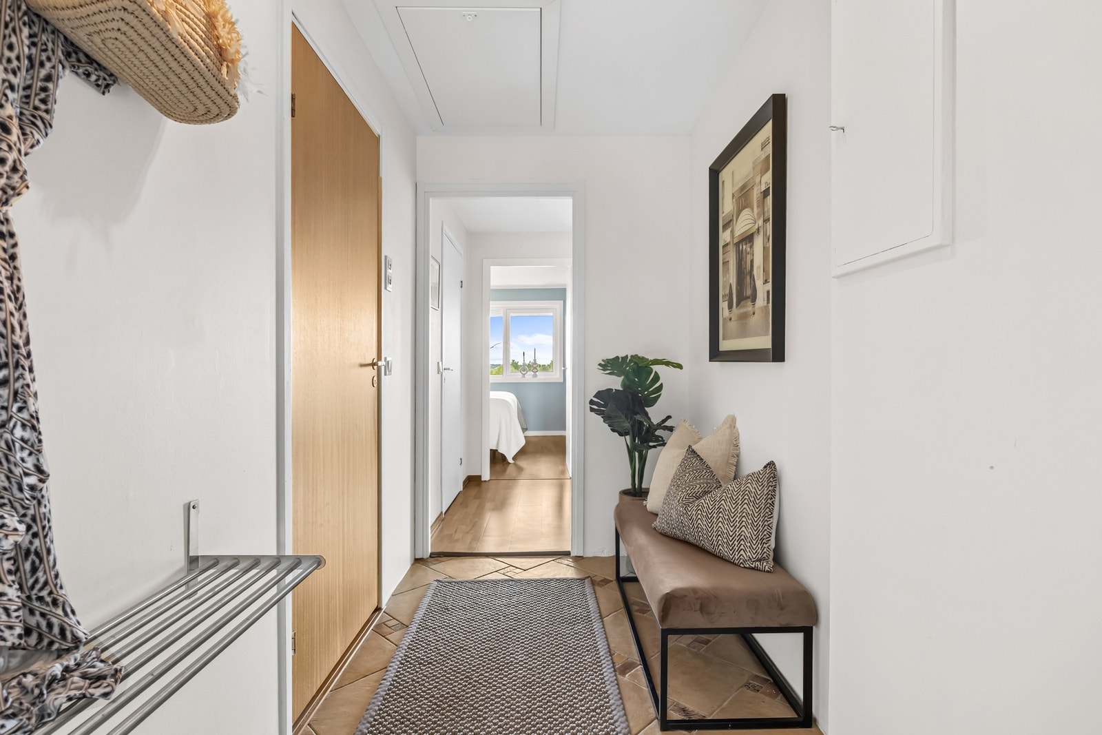 Entréen har fliser og direkte adkomst til badet og videre inn i boligen, noe som gir en funksjonell og skjermet løsning i hverdagen Galleribilde