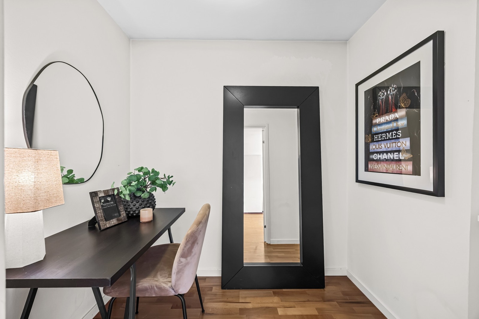 I tilknytning til soverommet finner man en praktisk innvendig bod som gir mulighet for walk-in closet, hjemmekontor eller hobbyrom Galleribilde