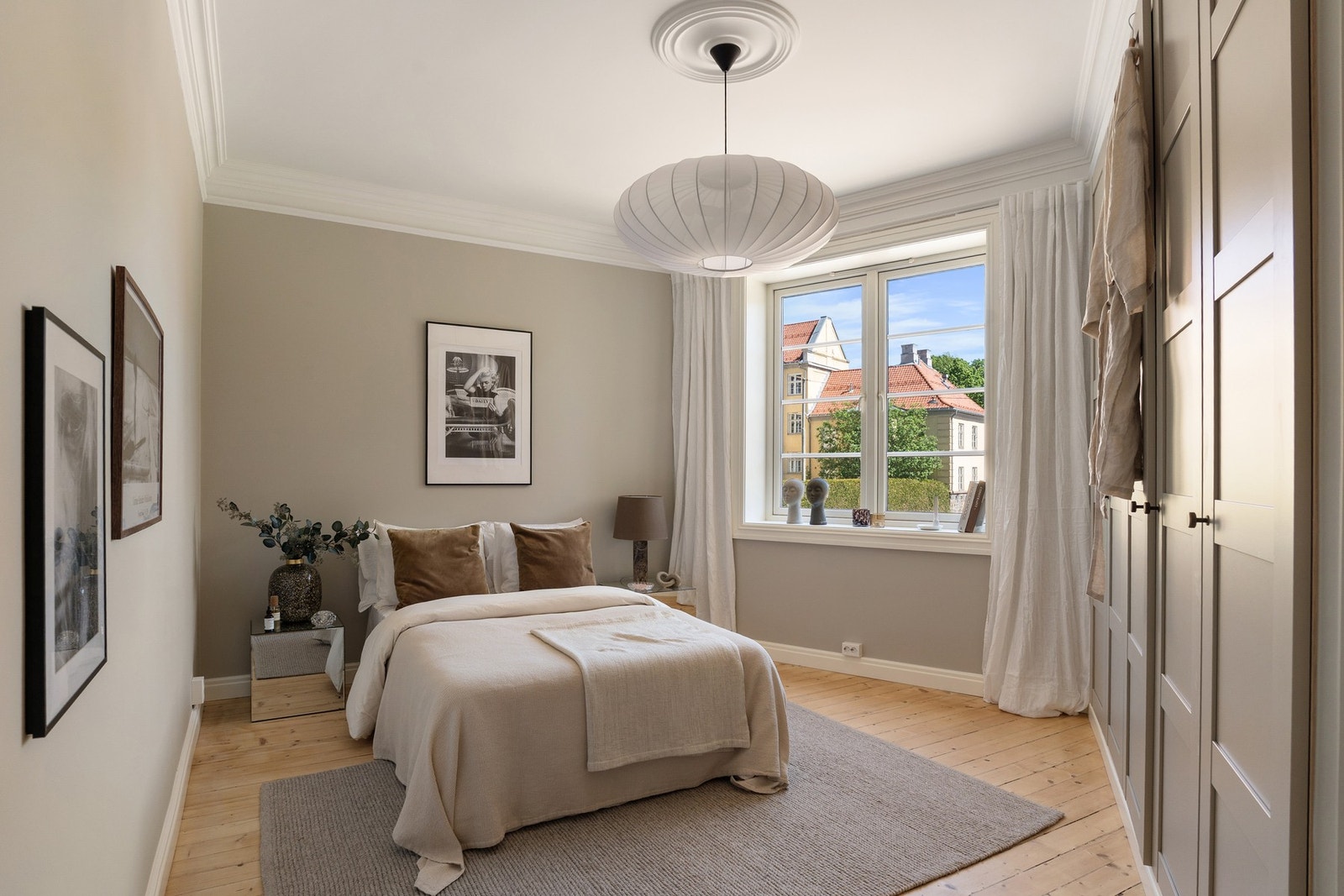 Hovedsoverommet er av god størrelse og du har plass til 180x200 seng. Galleribilde