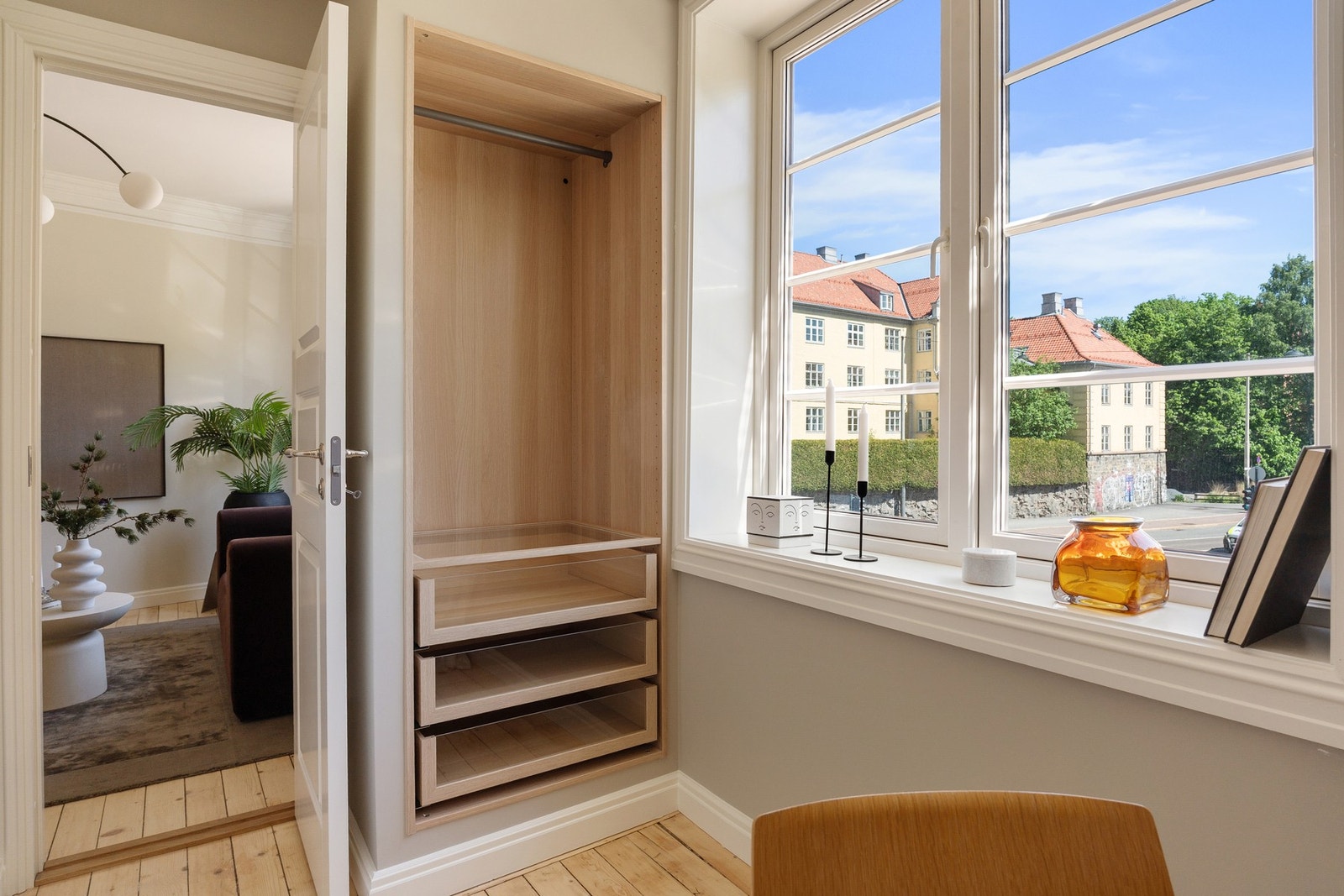 Lekkert, innebygget garderobeskap på gjesterom. Galleribilde