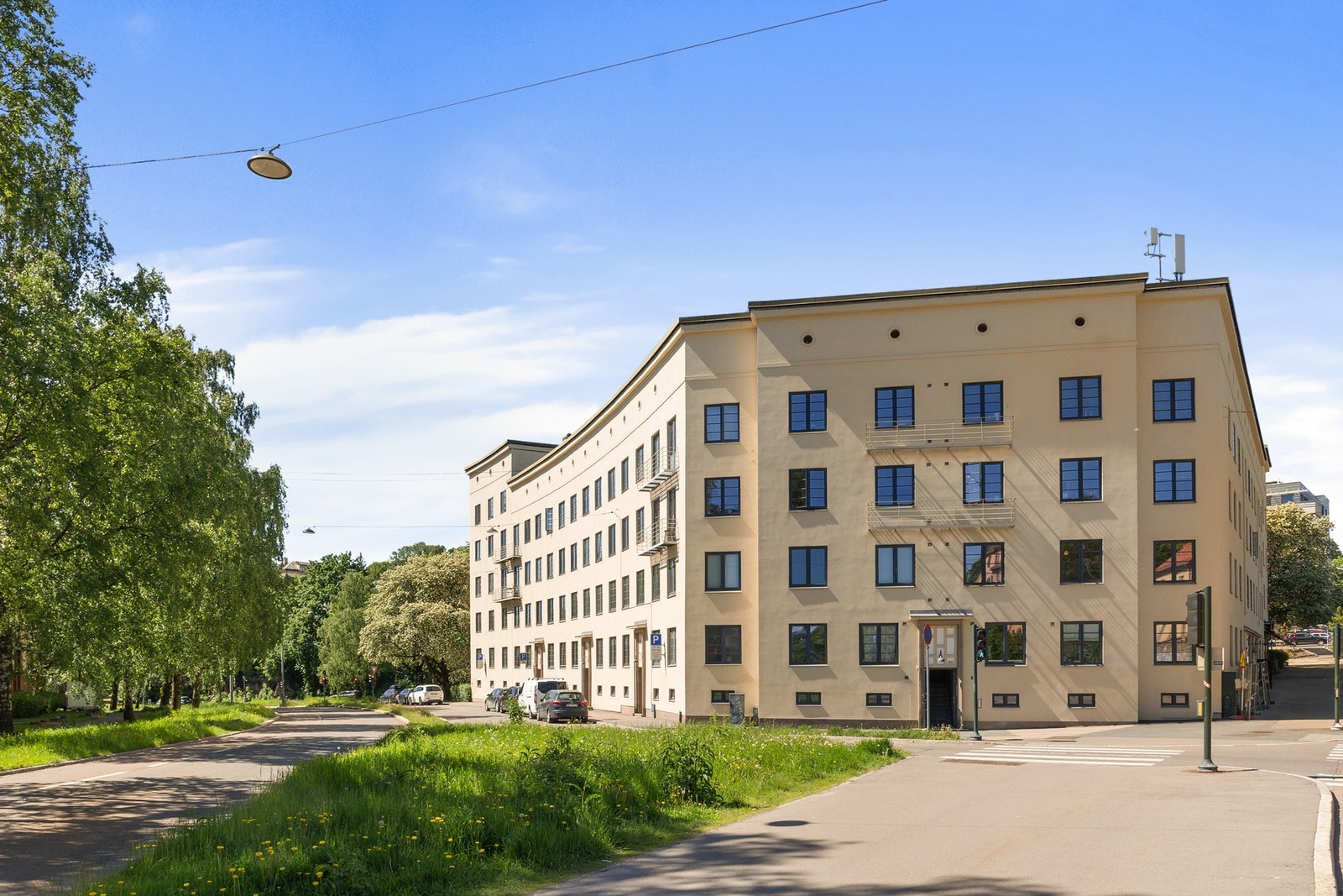 Meget sentral og etterspurt beliggenhet med kort vei til både St. Hanshaugen, Sagene og Alexander Kiellands Plass. Galleribilde